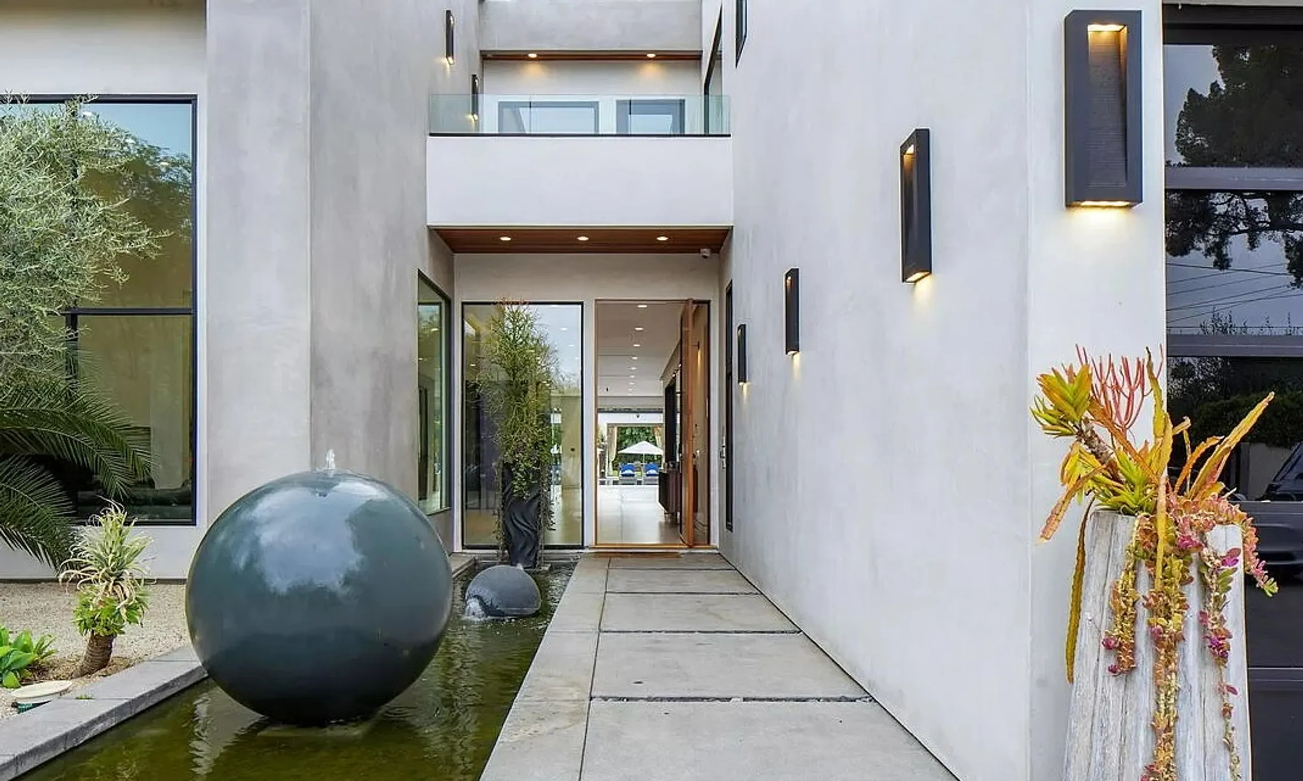 Outstanding Tarzana Estate with Invigorating Pool — photograph 8