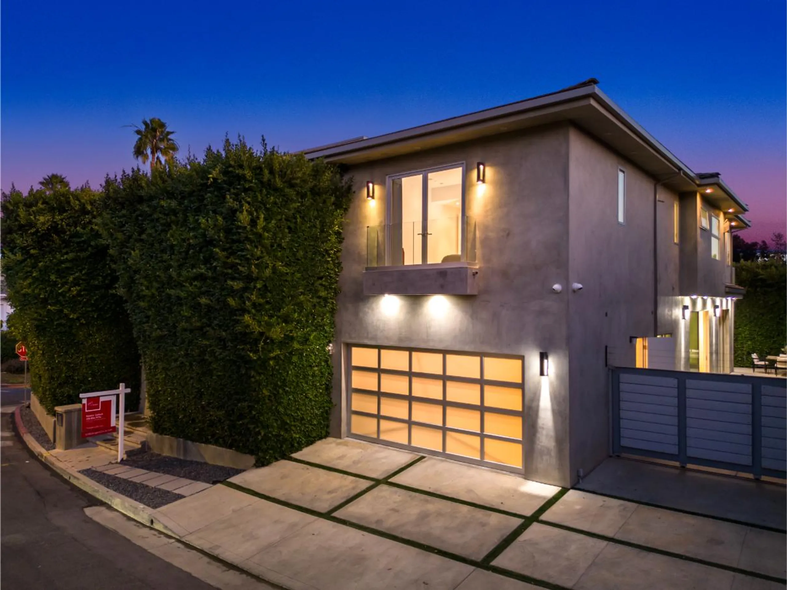 Imposing Contemporary Villa with Pool and Indoor-Outdoor Living — photograph 4