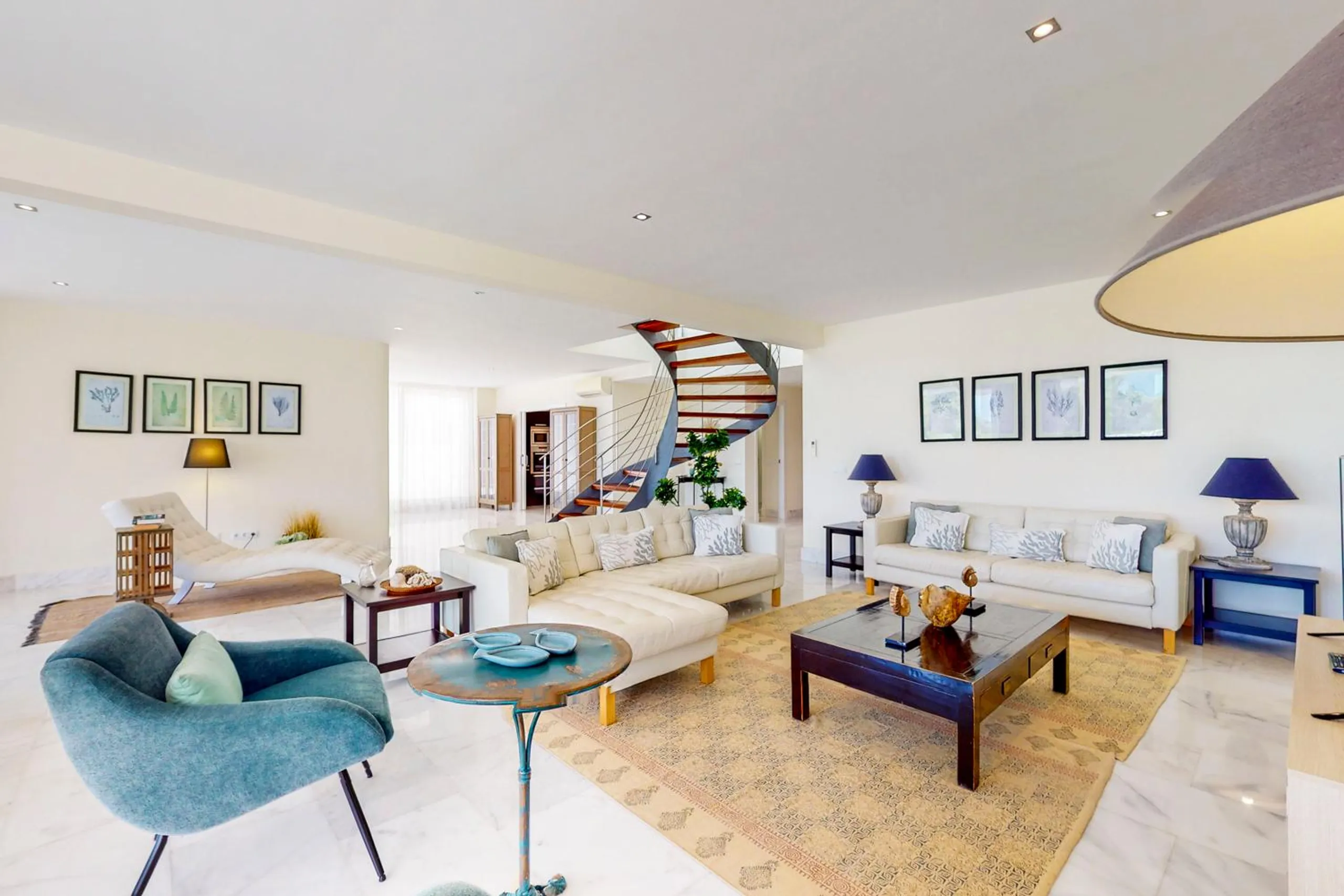 Luxurious 5BR Villa with Private Pool and Breathtaking Sea Views — photograph 5