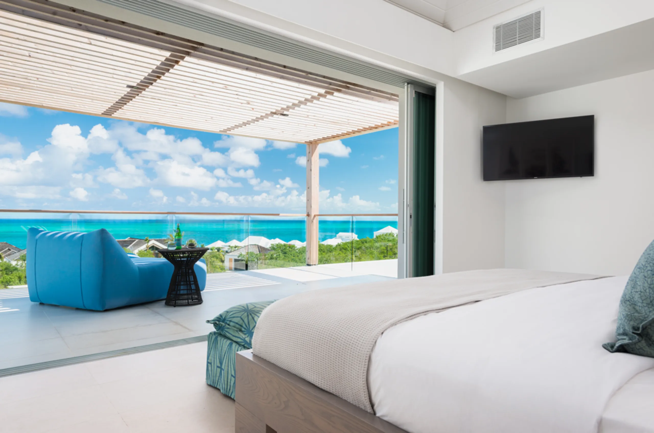 Invigorating Contemporary Ocean View Villa with Private Infinity Pool — photograph 5