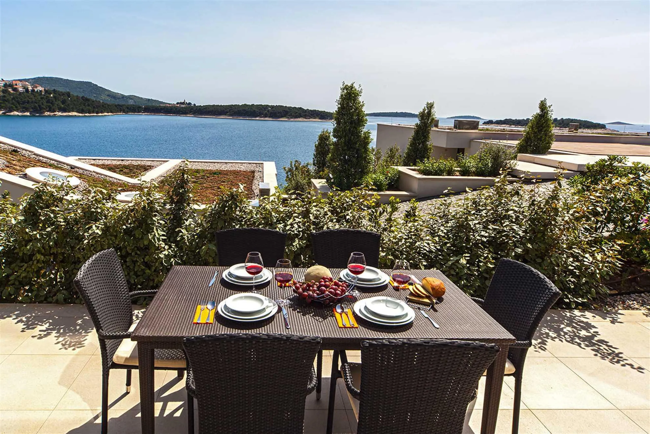 Plush Villa with Pool and Beautiful Sea Views — photograph 2