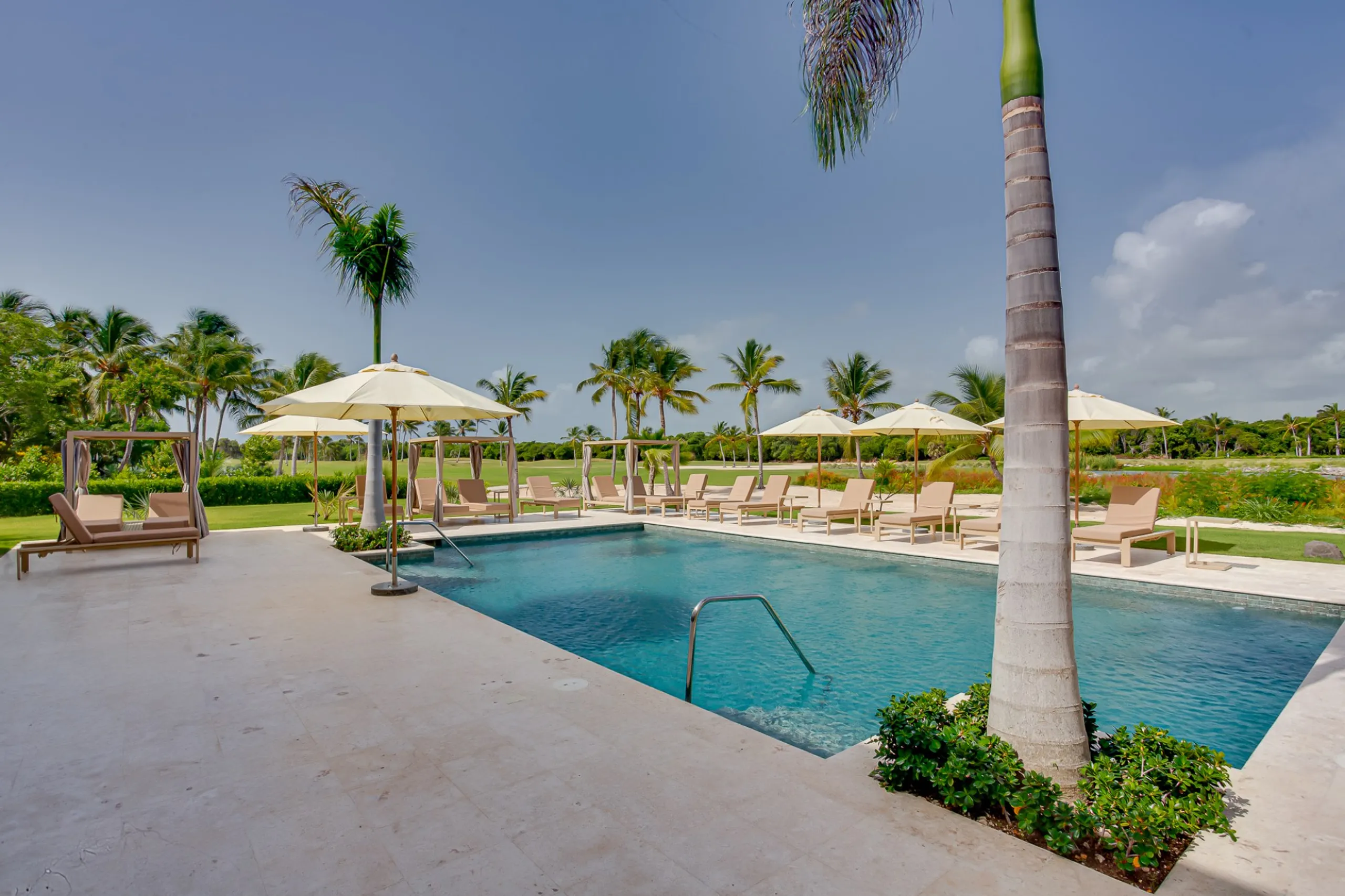 Tropical 7 Bedroom Luxury Villa with Private Pool, and Golf Course Access — photograph 3