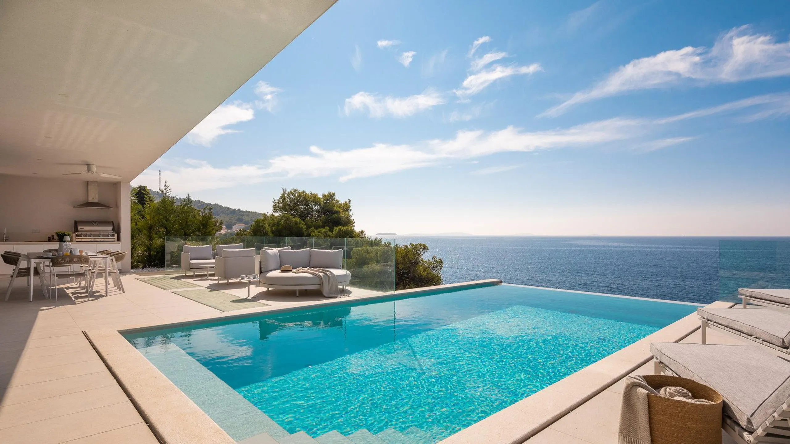 Lavish 5BR Villa with Heated Pool and Captivating Sea Views — photograph 4