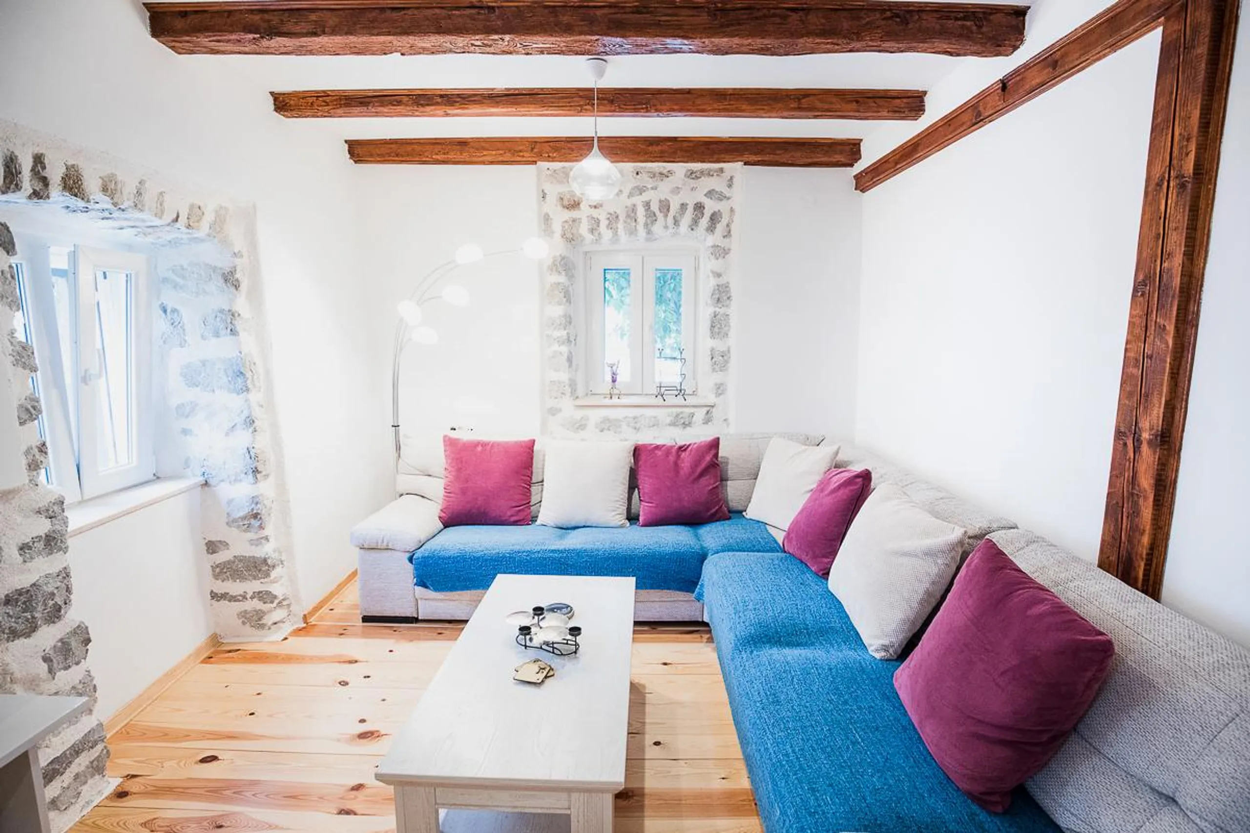 Calming Rustic Villa with Private Pool and Views of the Glittering Bay — photograph 6