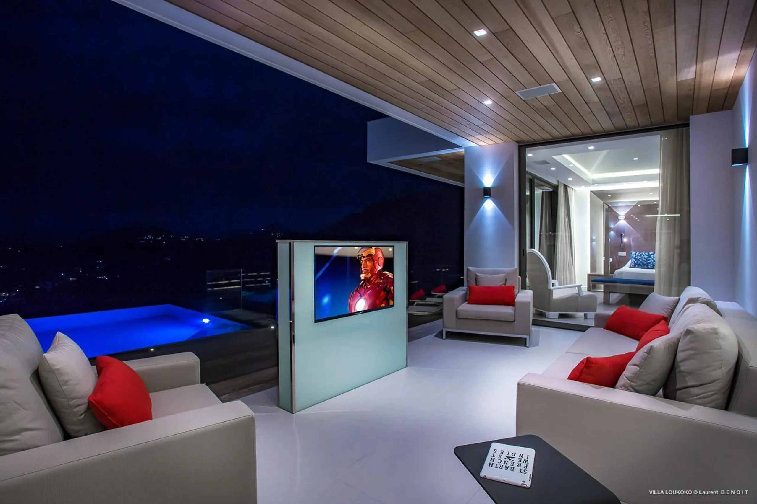 Splendorous Luxury Villa with Pool and Incredible Ocean Views — photograph 3