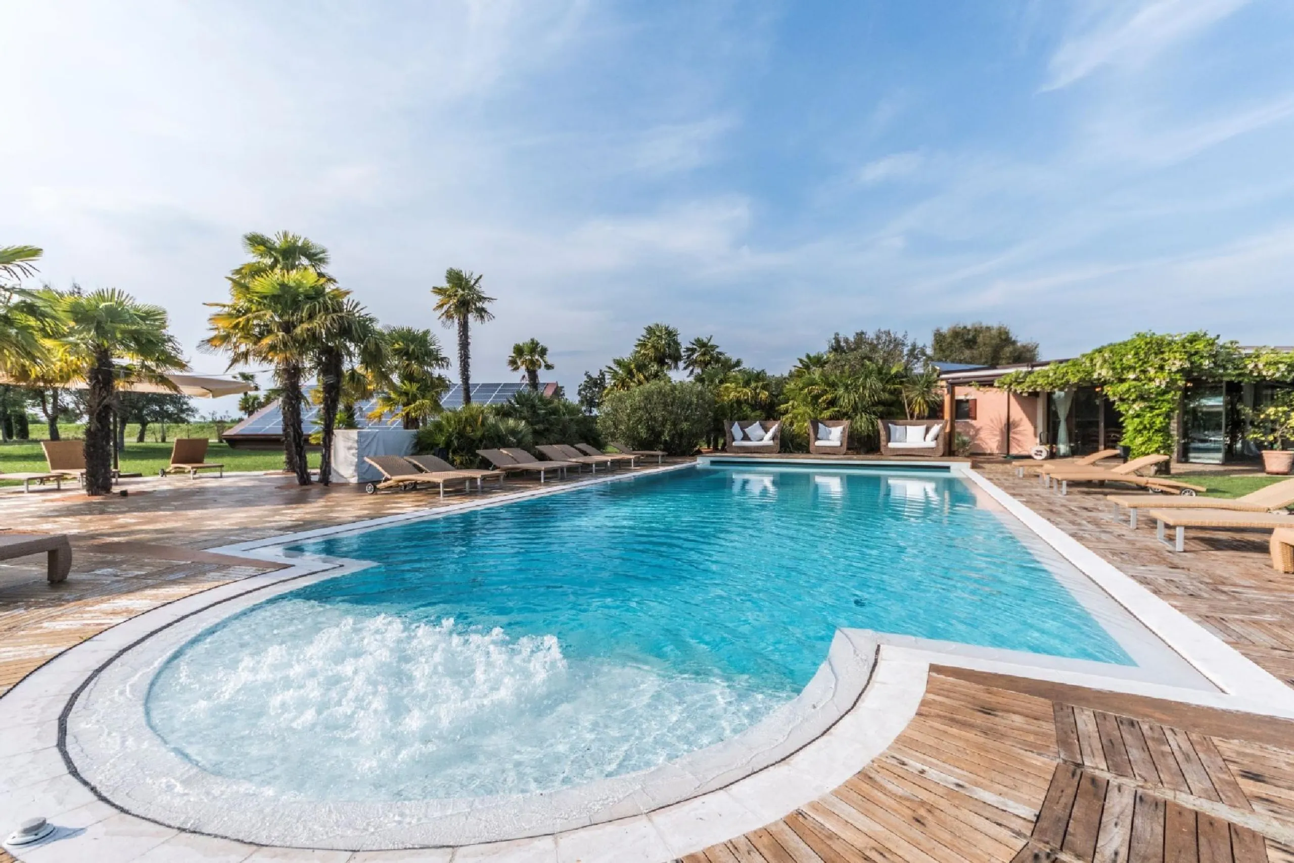 Contemporary Italian Villa Near Venice with Grand Pool and Lush Garden Grounds — photograph 3