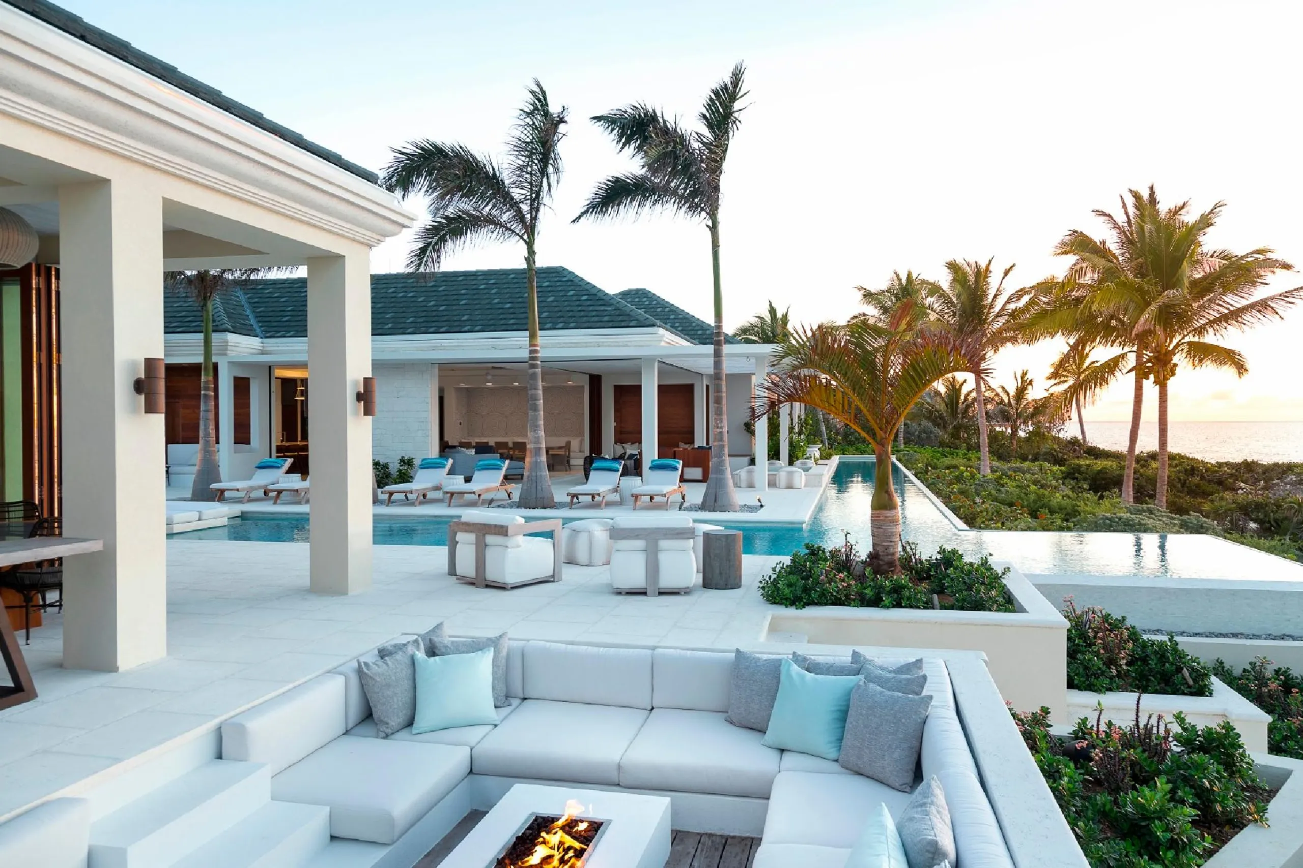Elegant Modern Beachfront Estate with Multiple Pools and Oceans Views — photograph 3
