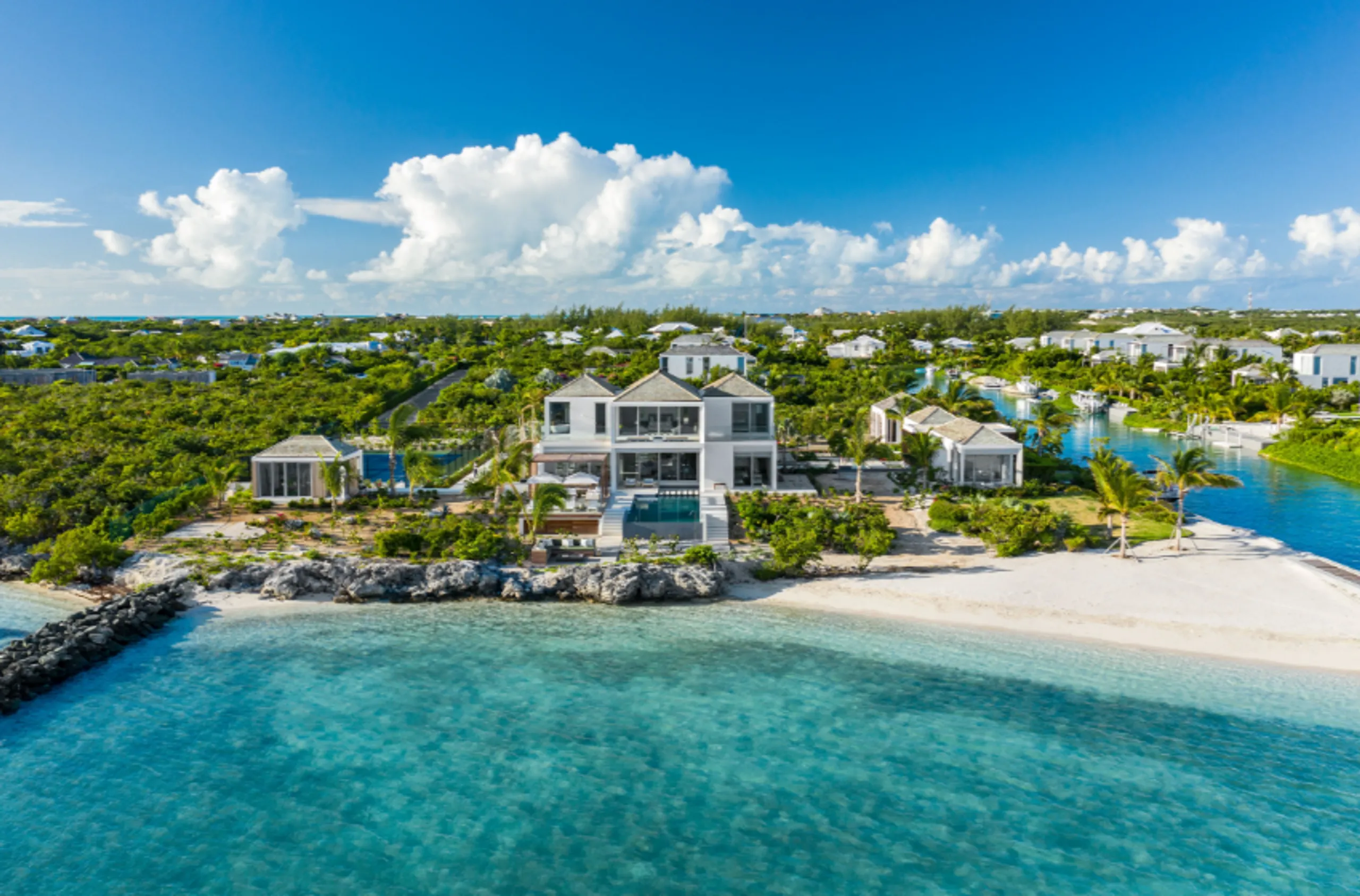 Exceptional Luxury Villa with Heated Infinity Pool and Panoramic Ocean View — photograph 3