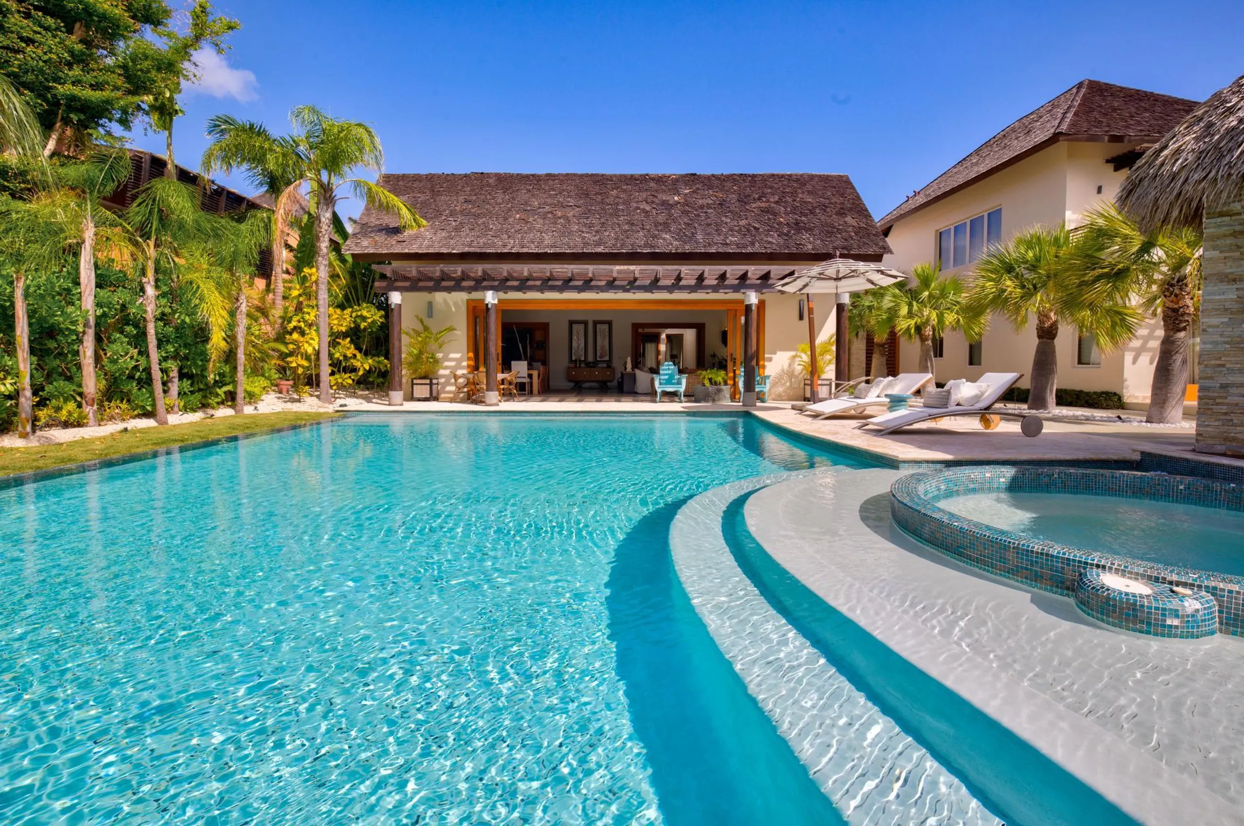 Alluring Four Bedroom Tropical Designed Villa with Private Pool and Greenery — photograph 2
