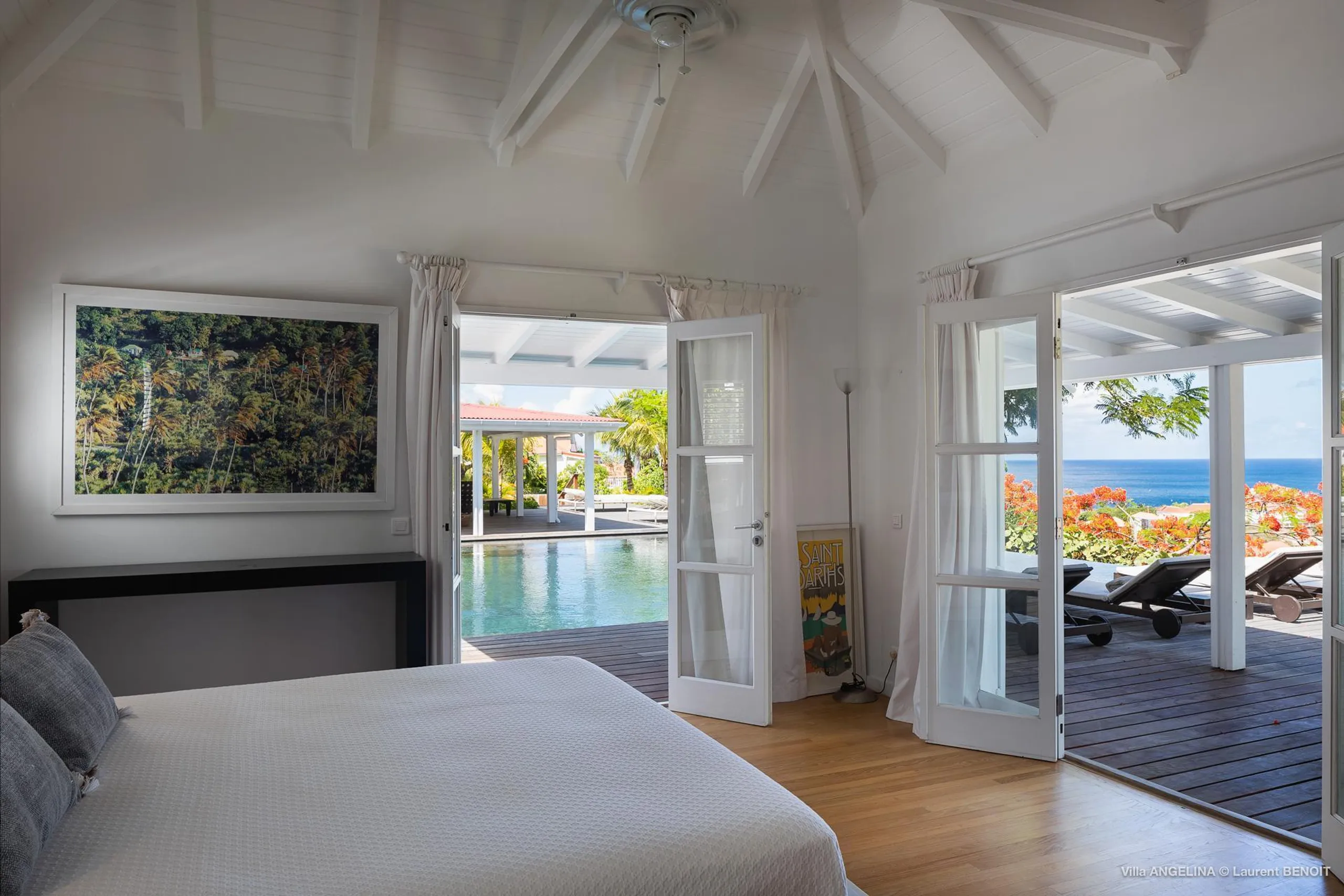 Elegant Seaview Retreat with Infinity Pool and Jacuzzi — photograph 12