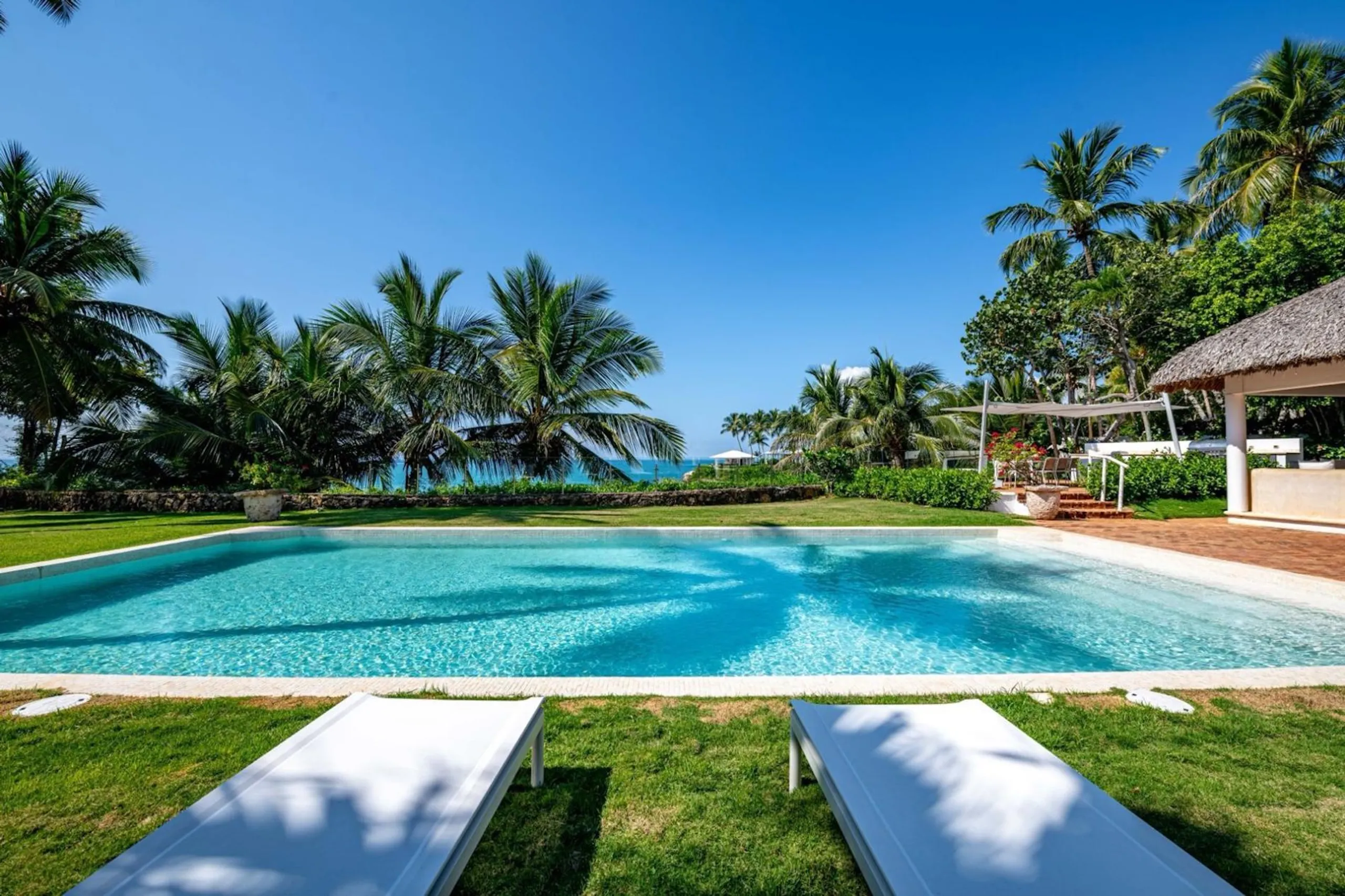 Exquisite Beachfront Villa with Private Pool and Panoramic Sea Views — photograph 3