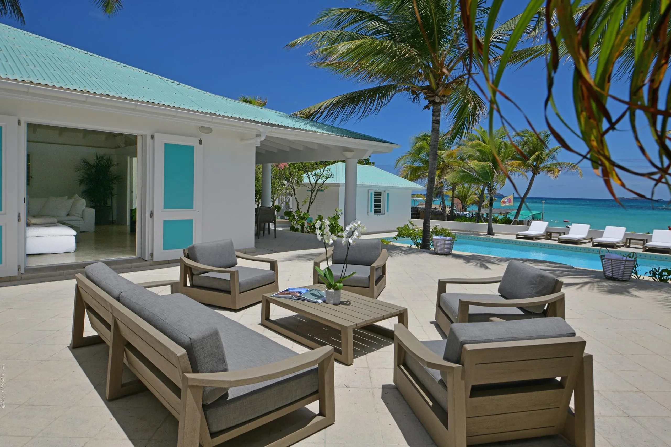 Elegant Paradise Estate with Private Pool and Walks to Beach — photograph 2