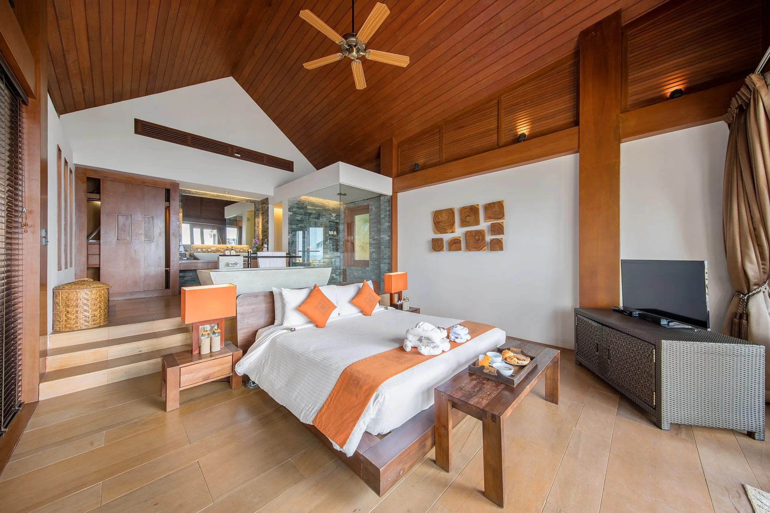Marvelous Tropical Retreat with Infinity Pool and Resort Style Amenities — photograph 6