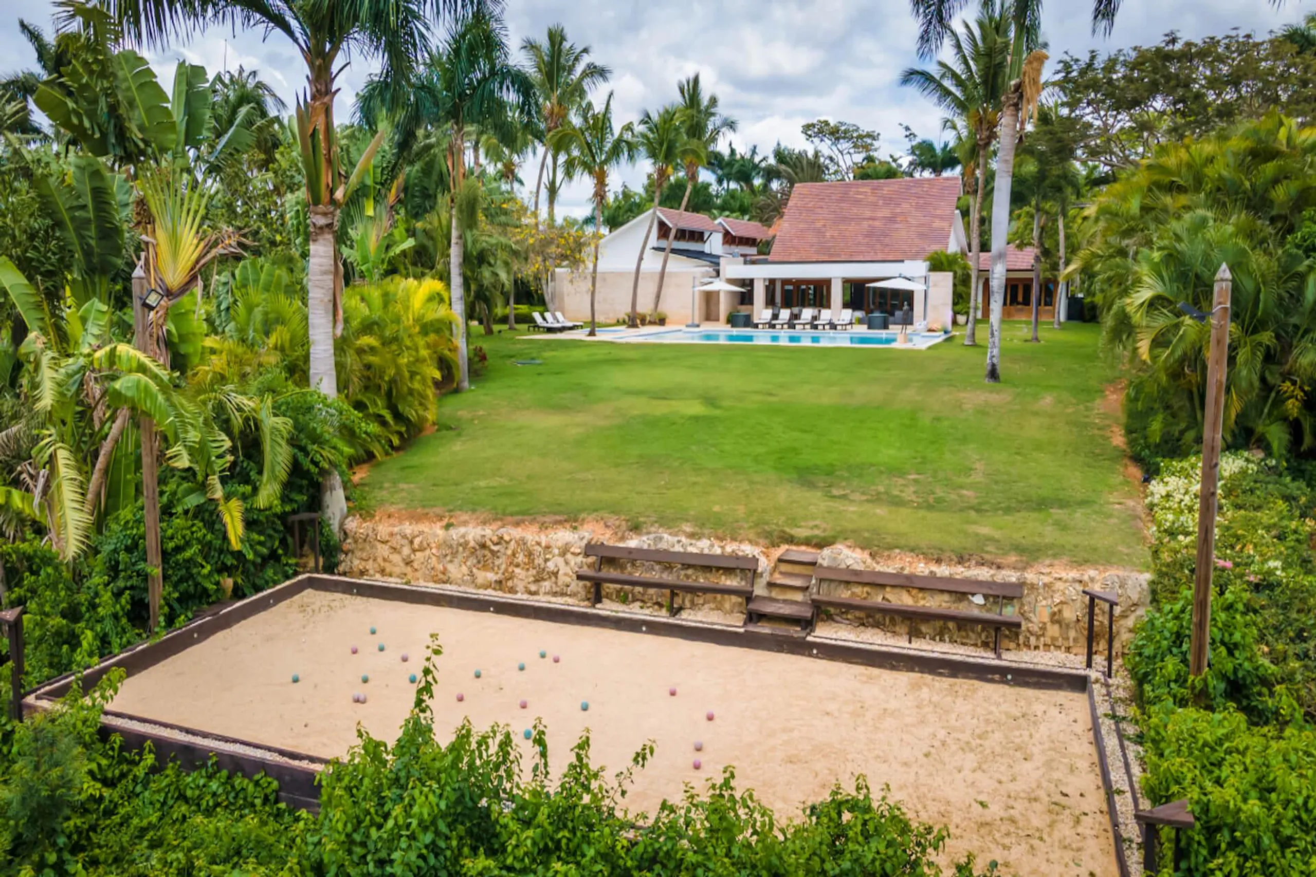 Experience Paradise: A Villa with Pool, Jacuzzi, and Exceptional Service — photograph 7