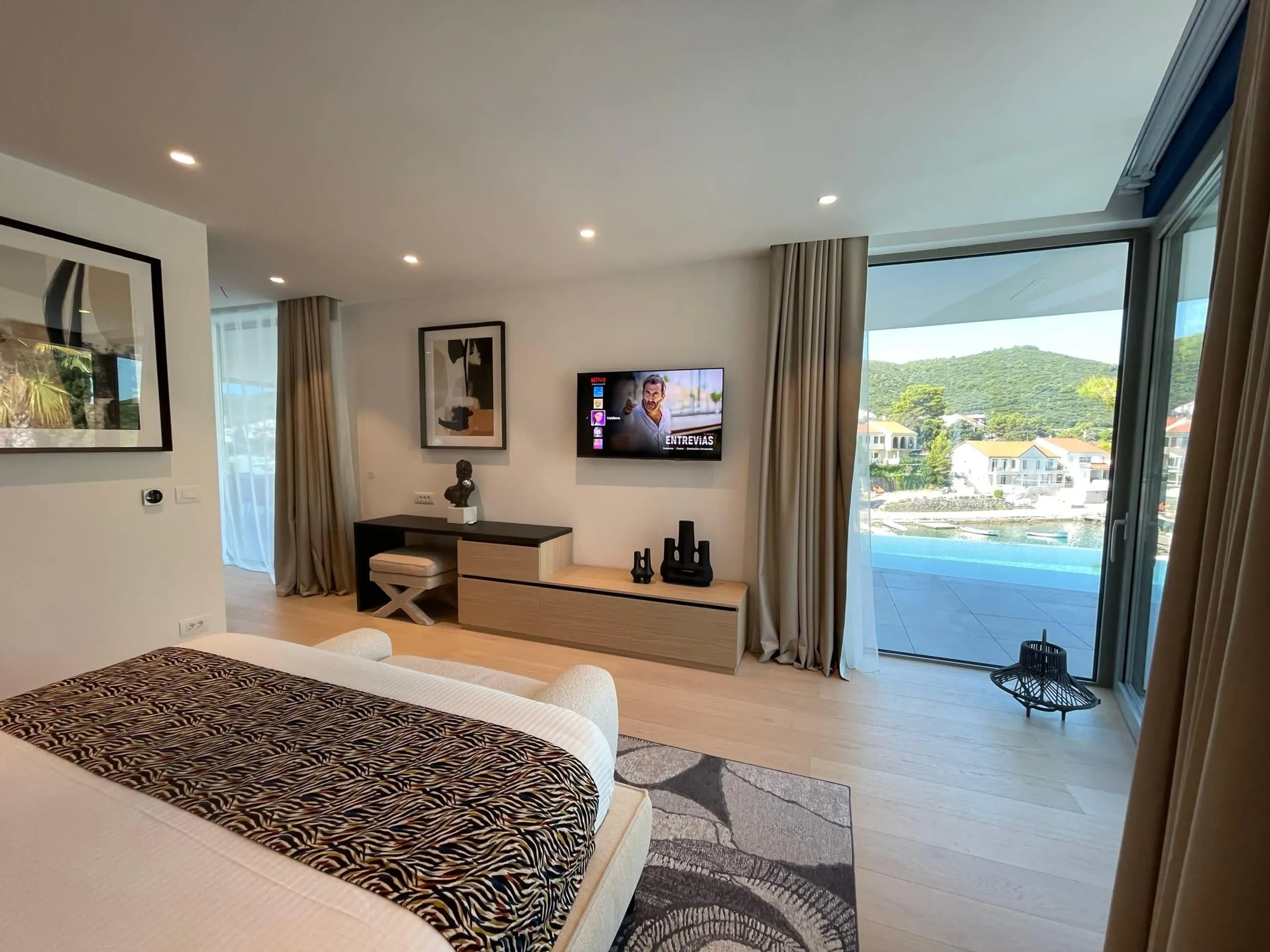 Luxury Zrnovo Bay Villa with Infinity pool — photograph 11
