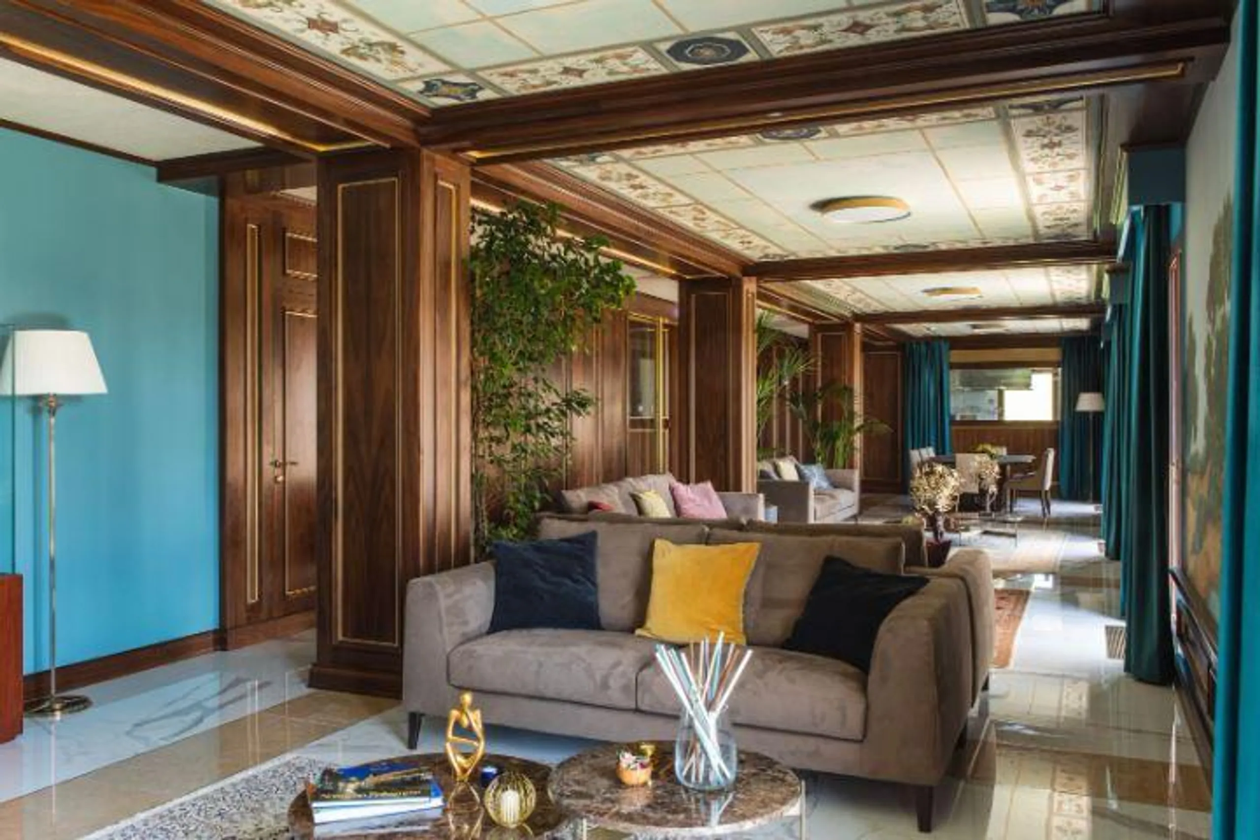 Classic Italian Luxury Estate with Private Pool and Stunning Gully Views — photograph 9