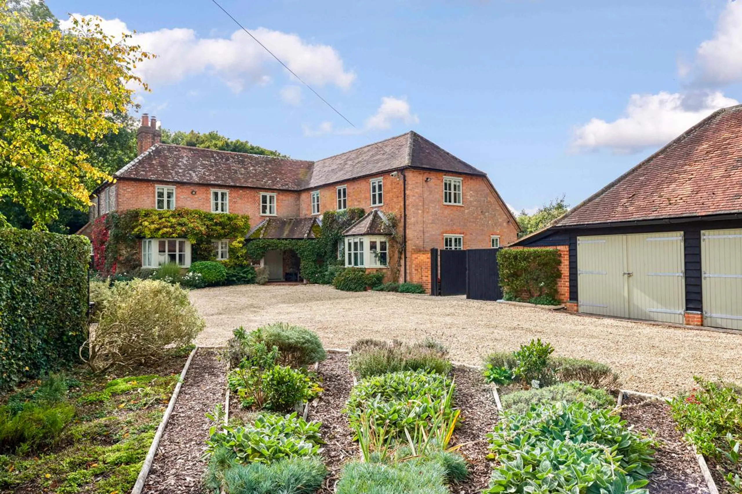 Gracefully Decorated 7-Bedroom Country Villa with Private Pool, Gym, and Scenic Gardens — photograph 9