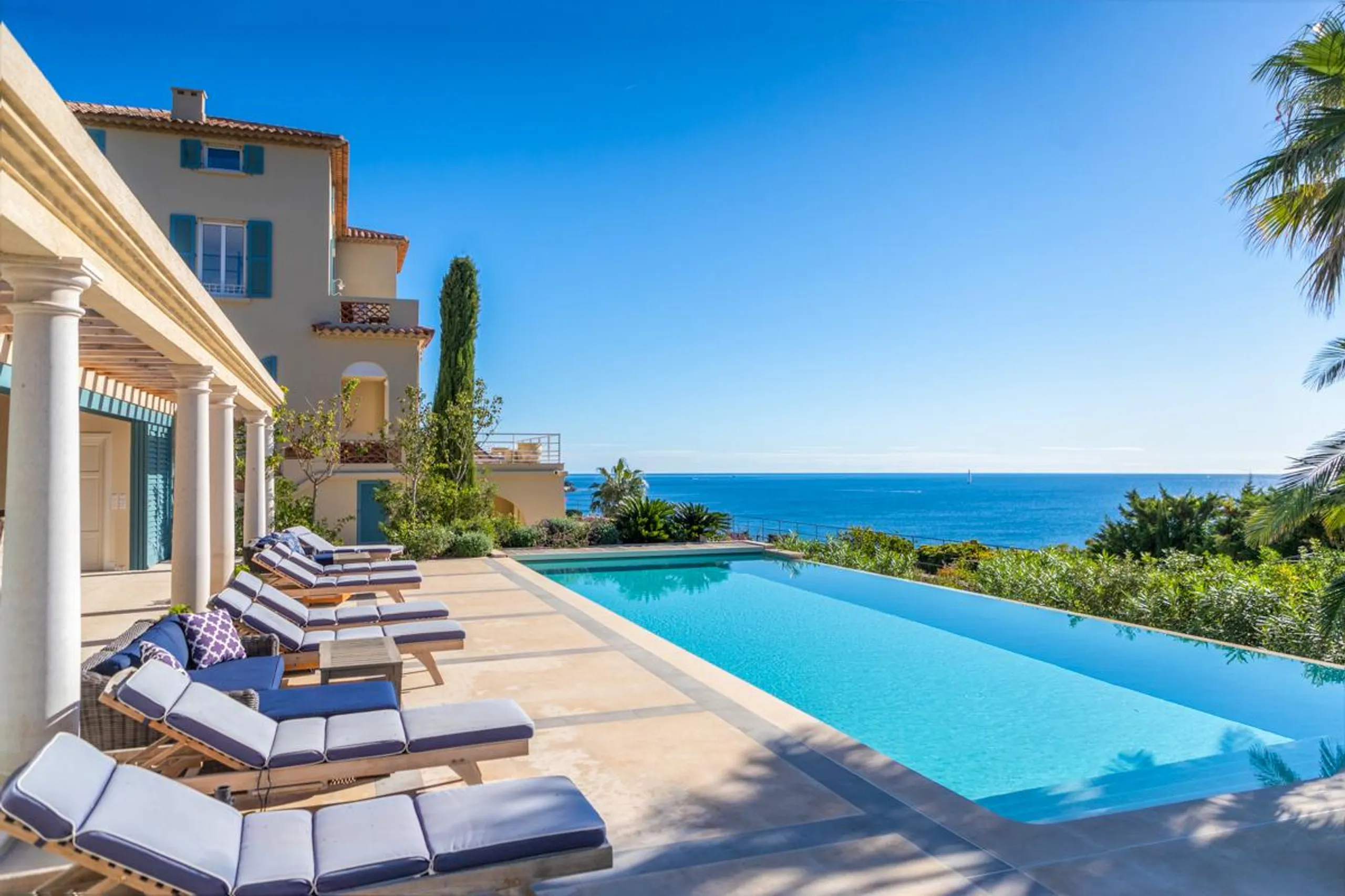 Elegantly Appointed 9-Bedroom Villa Expansive Gardens, Infinity Pool & Stunning Sea Views — photograph 2