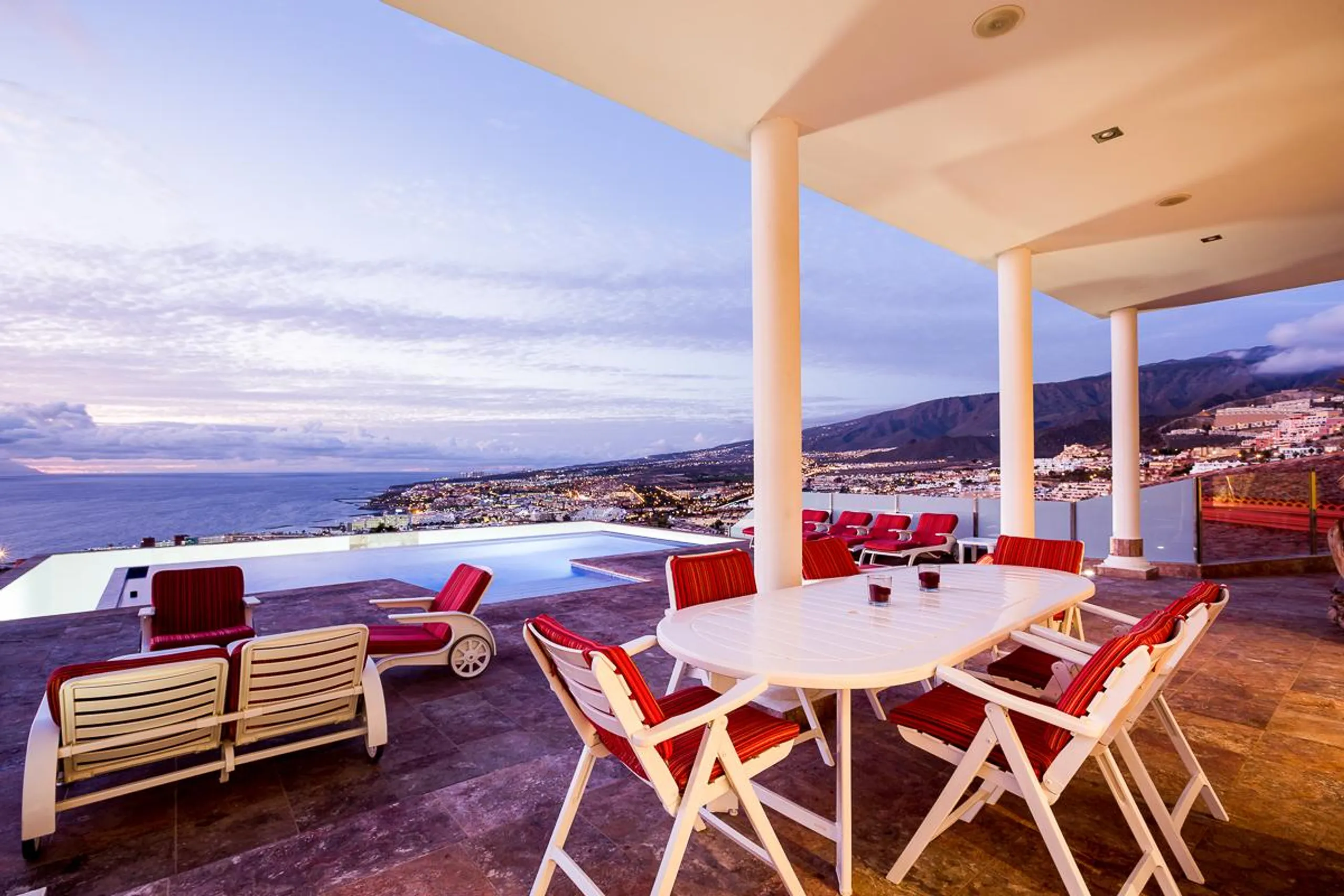 Modern Oceanview Villa with Private Pool, Jacuzzi, and Panoramic Ocean Views — photograph 4