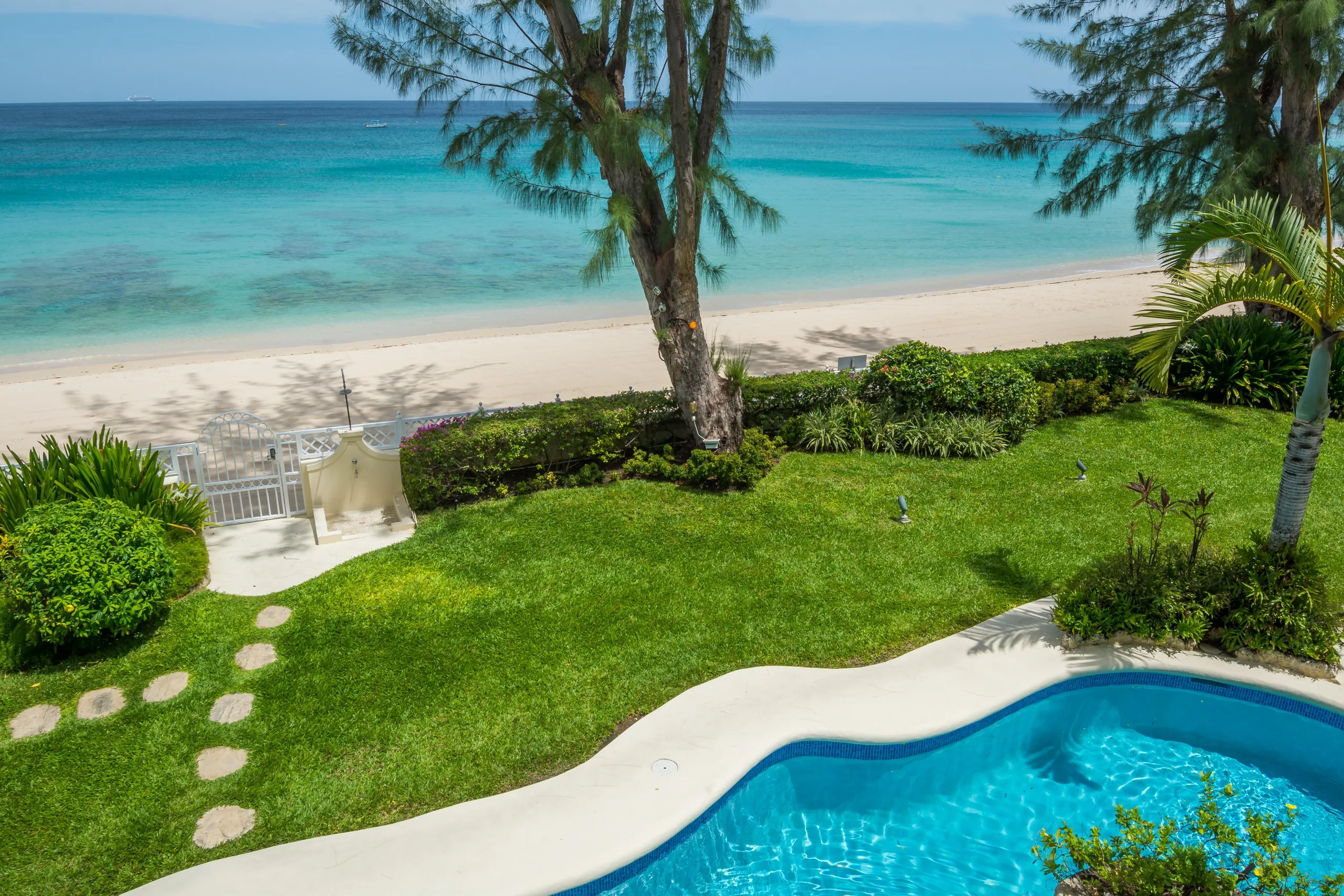 Barbados Beachfront Spectacular Villa — photograph 2