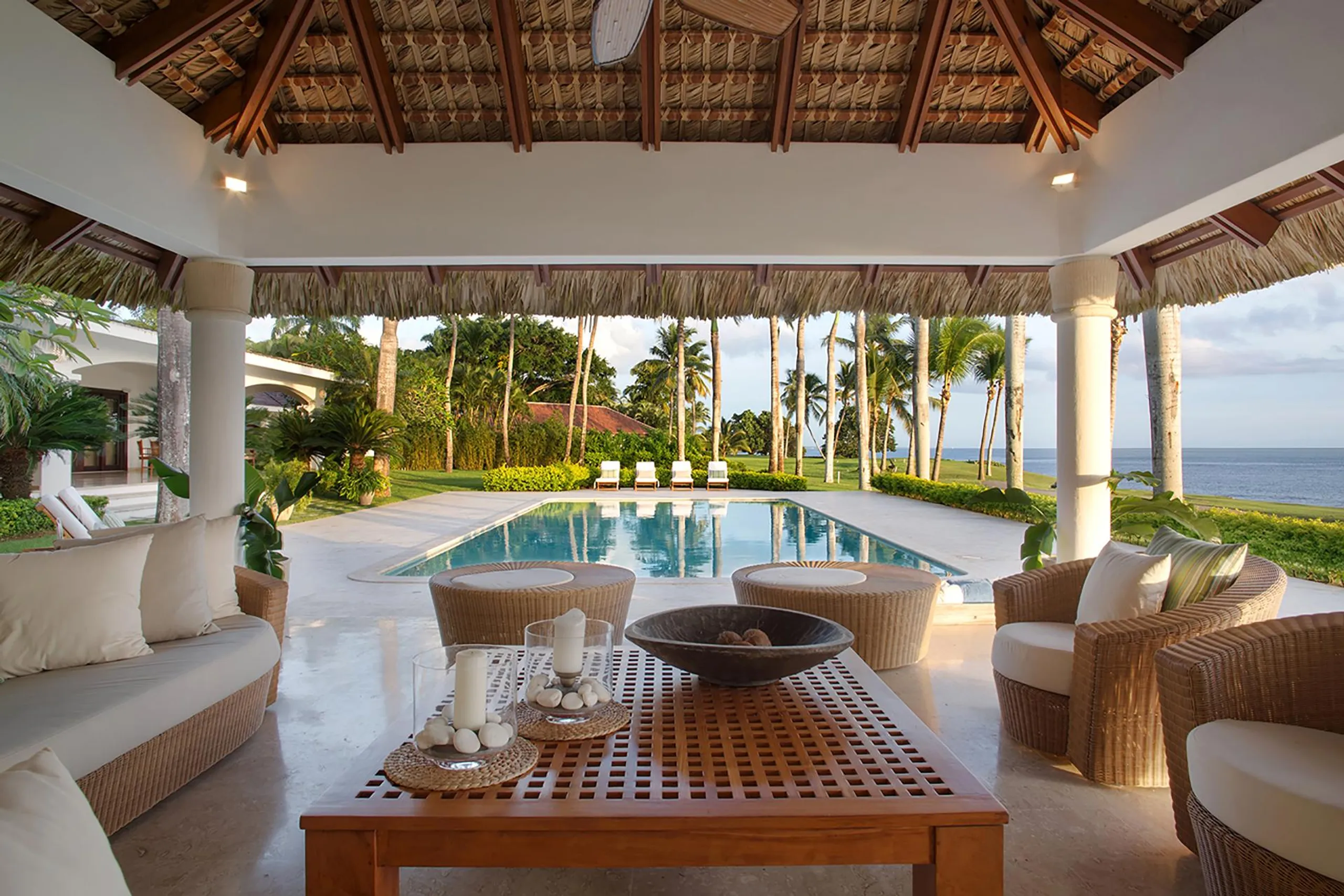 Sophisticated 4BR Villa with Swimming Pool and Oceanside Views — photograph 2