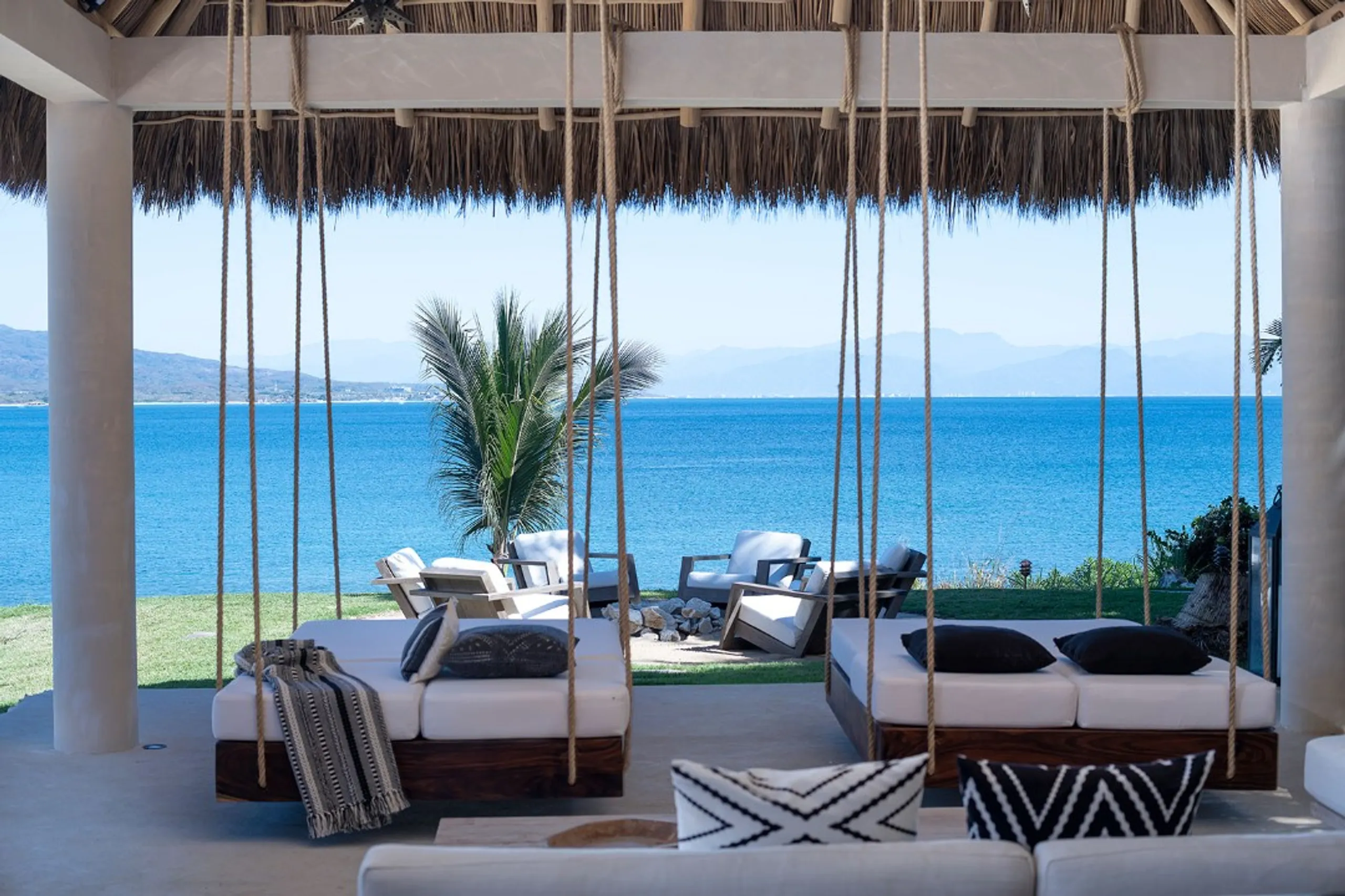 Resplendent La Punta Villa with Infinity Pool & Surf Break Access — photograph 4