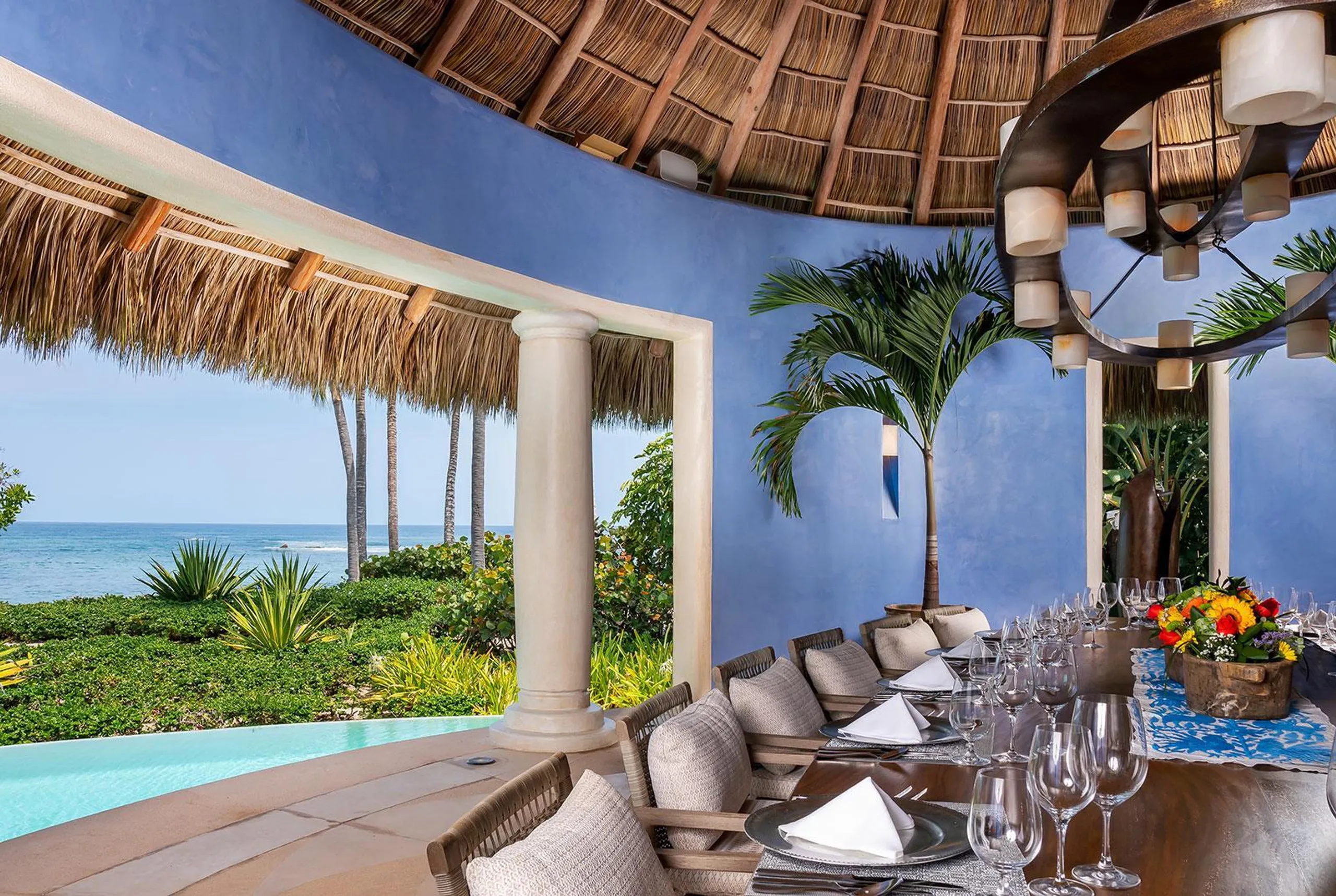 El Banco Beach Front Estate with Grand Infinity Pool and Panoramic Ocean Views — photograph 6