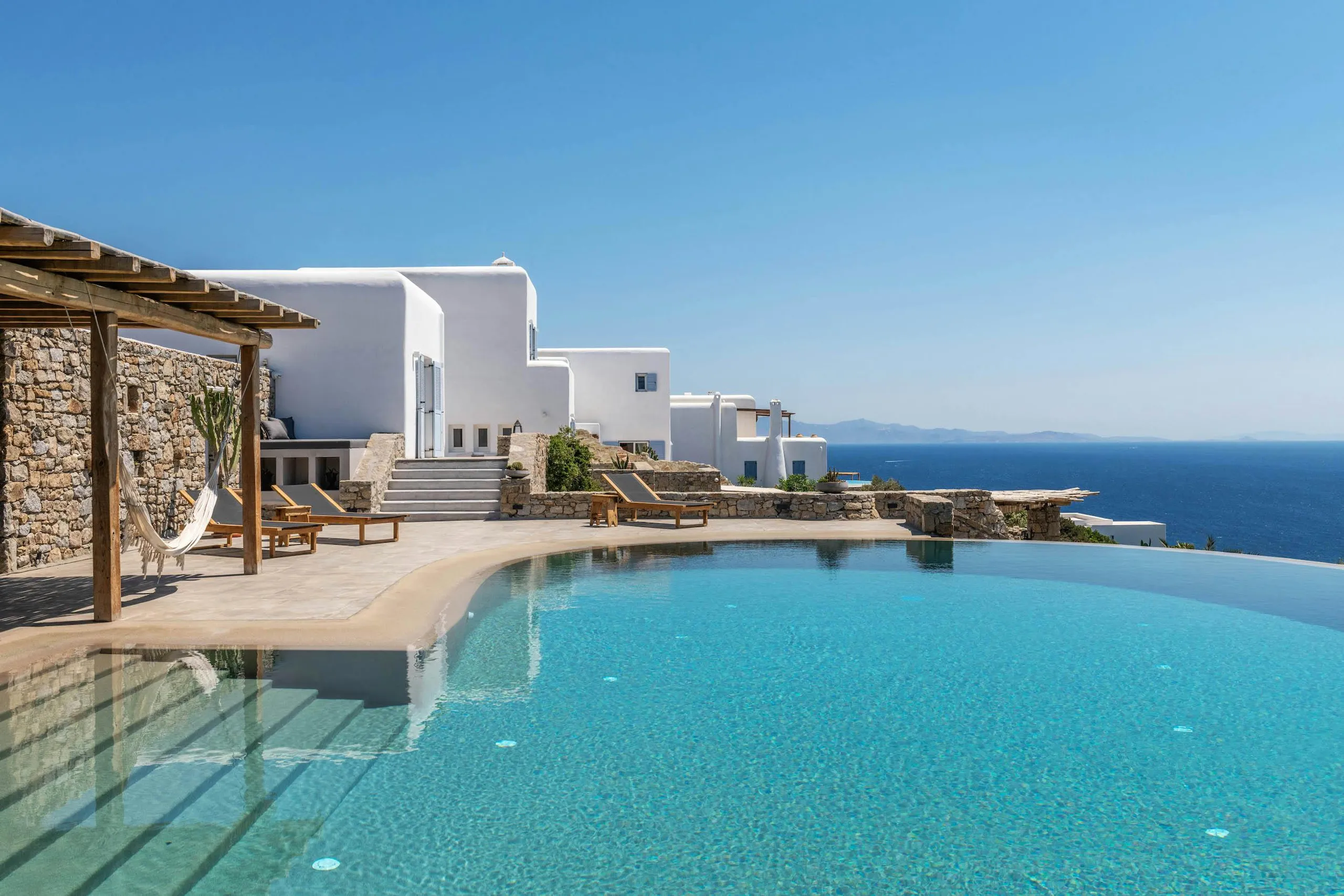 Relaxing Resort-Style Villa with Infinity Pool and Outdoor Bar, Agios Lazaros