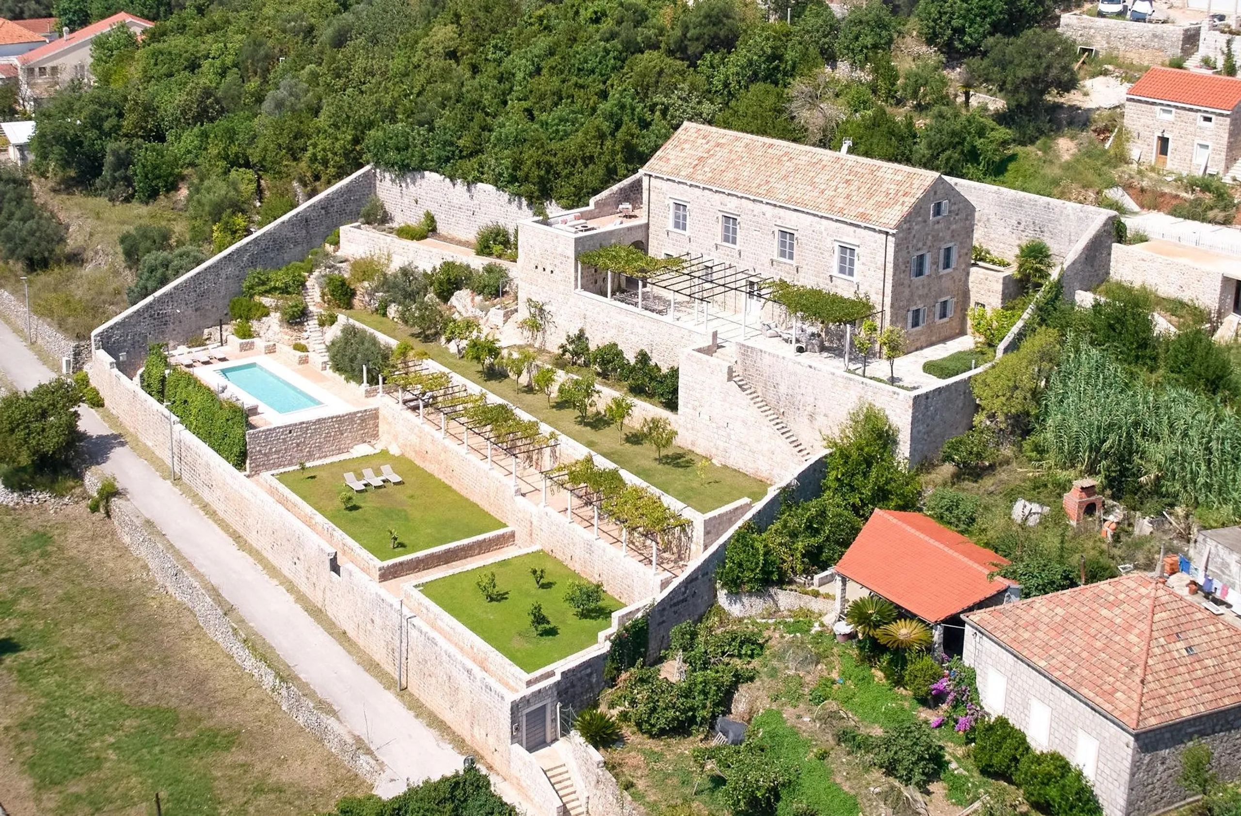 Elegantly Appointed Villa with Private Pool and Lush Surroundings — photograph 2