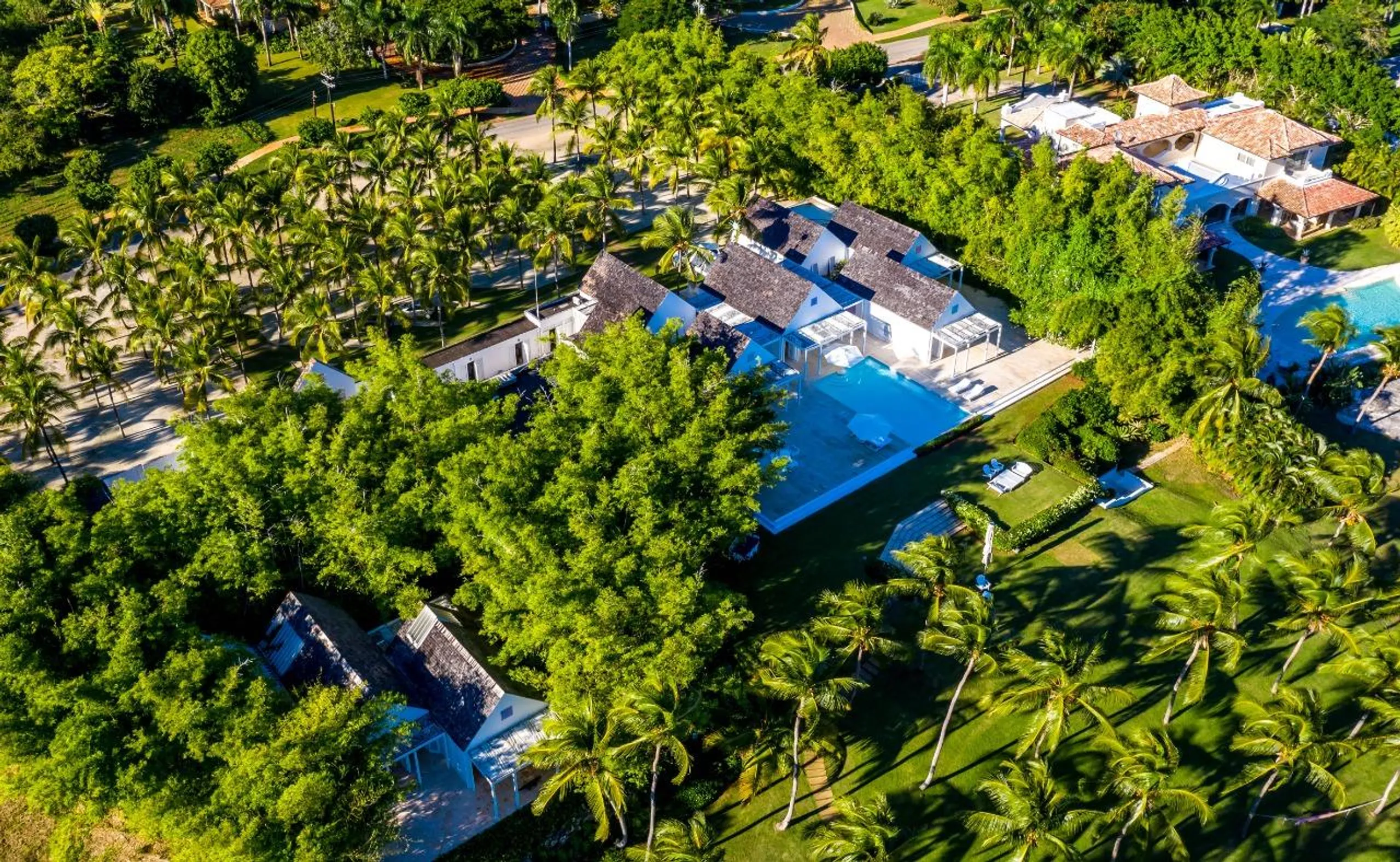 Spectacular Villa with Private Pool, Garden and Unobstructed Ocean Views — photograph 9