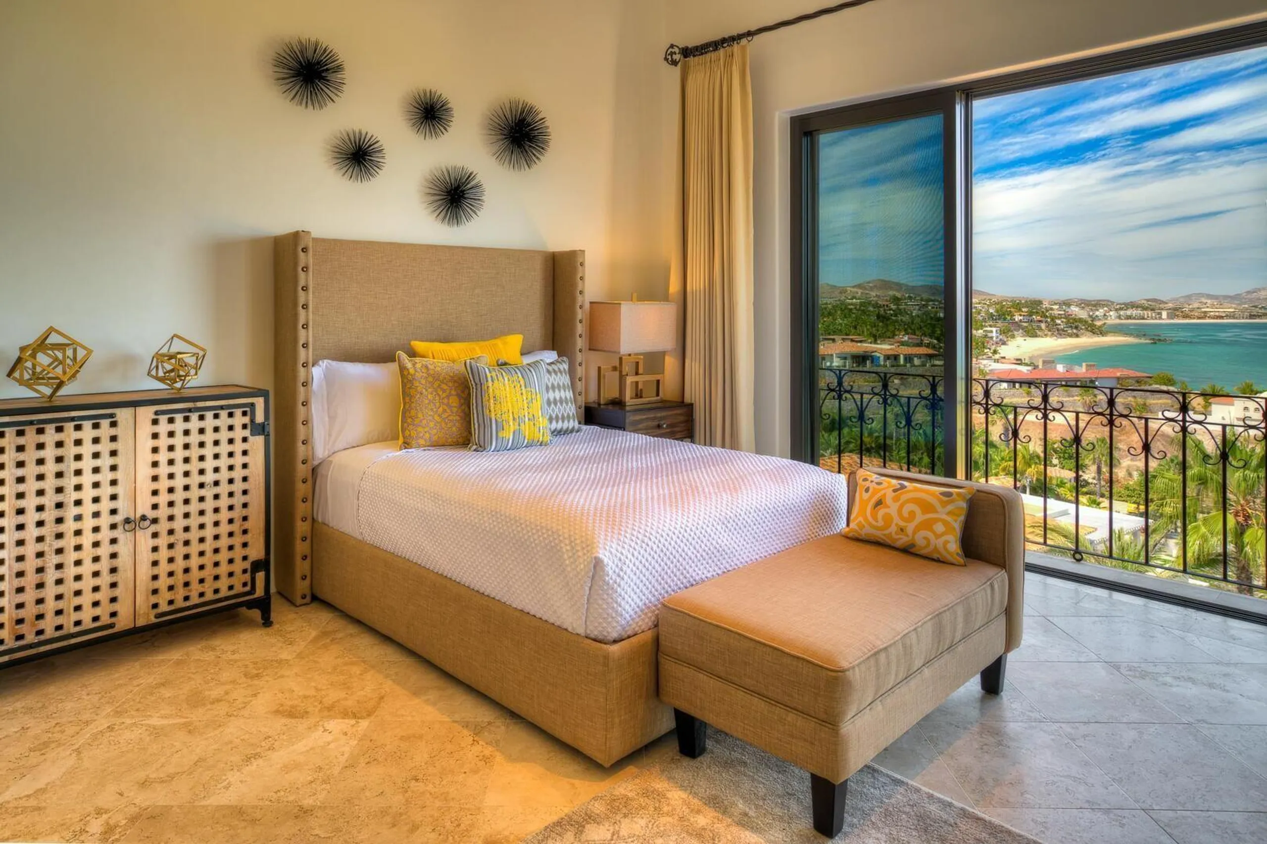 Enchanting Villas del Mar Estate with Infinity Pool and Spa — photograph 12