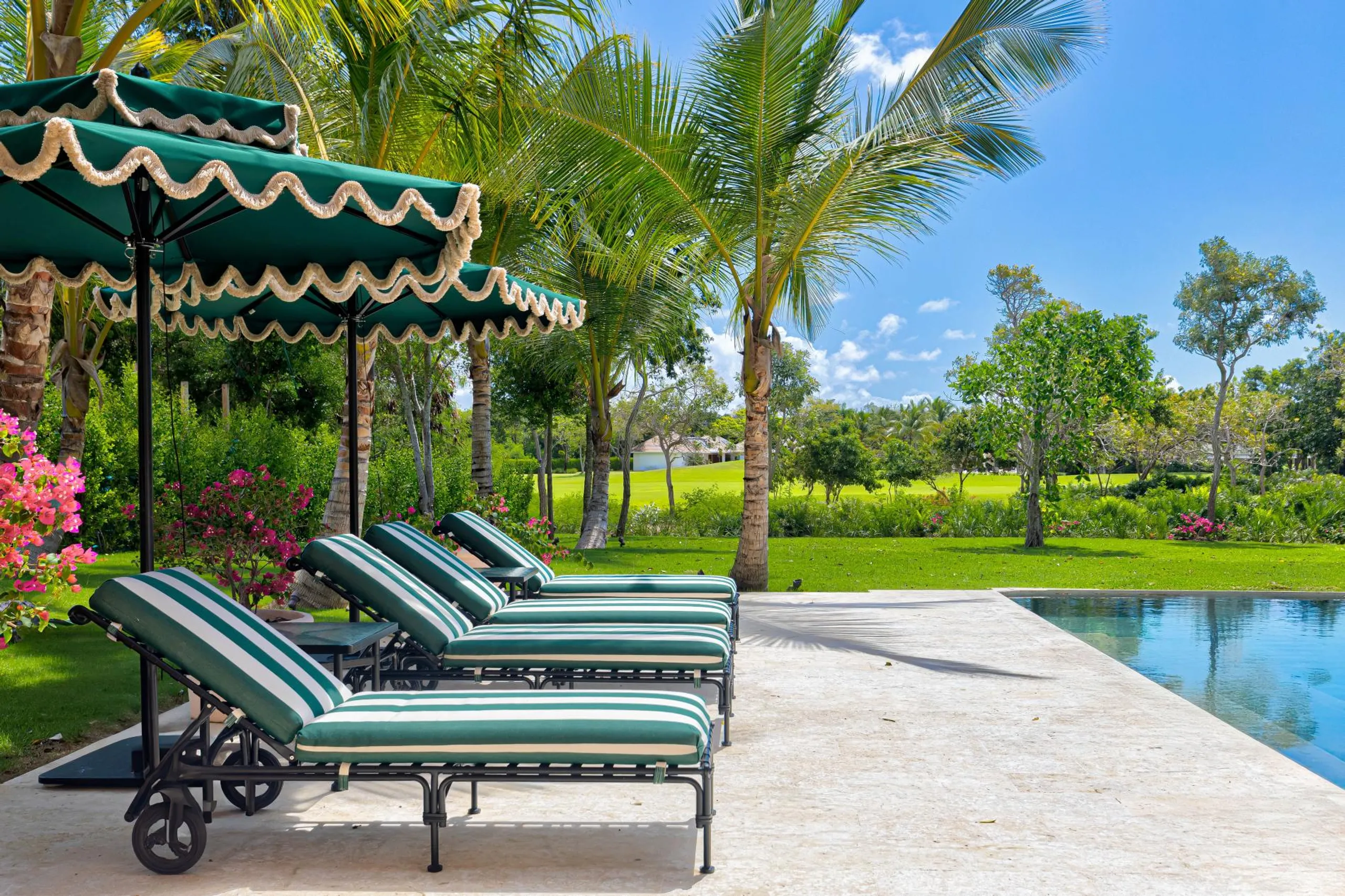 Eclectic 5BR Villa with Private Pool and Lush Surroundings — photograph 2