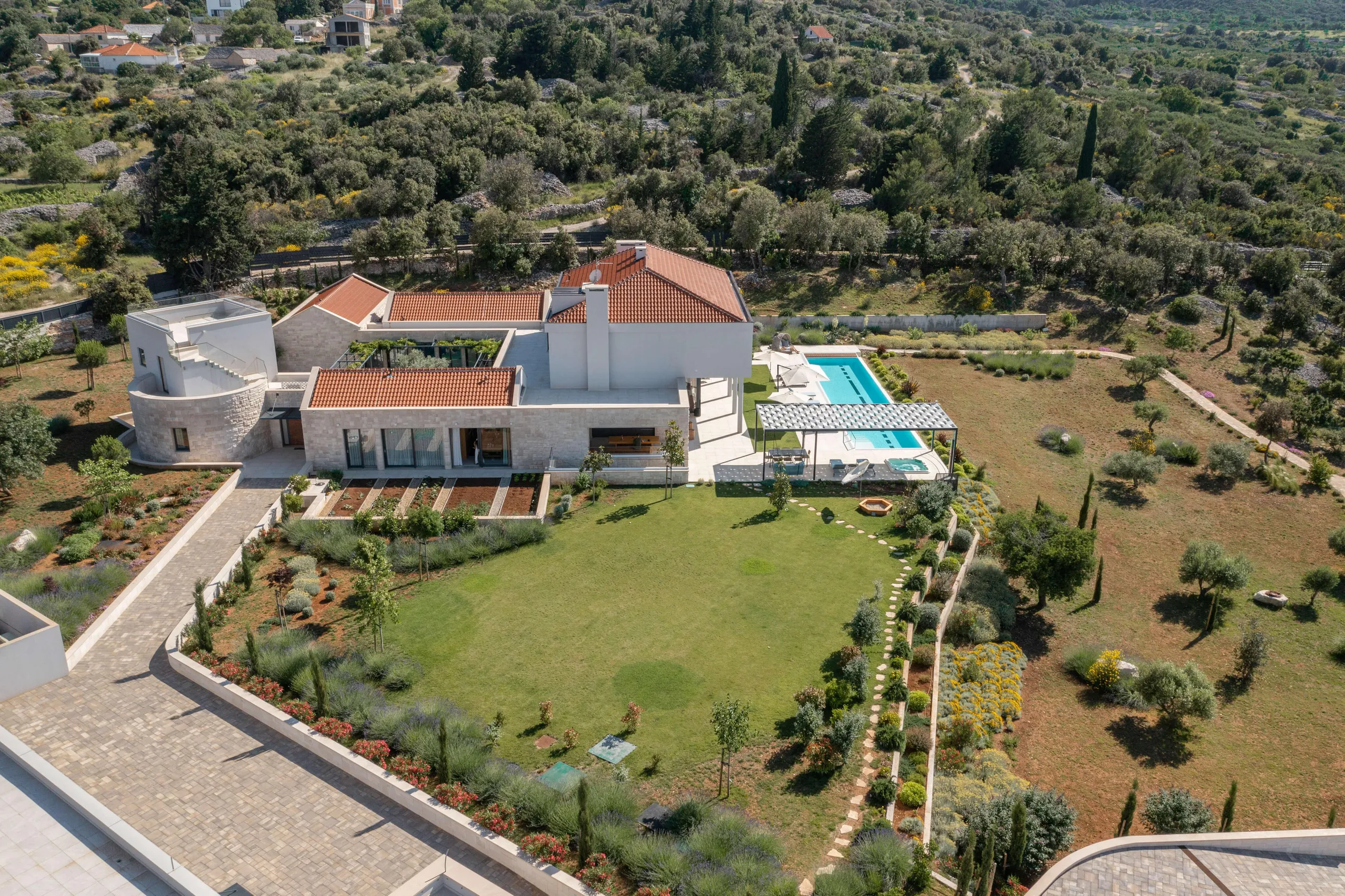 Unveiling Brac Luxury Retreat with Sparkling Pool and  Panoramic Views — photograph 4