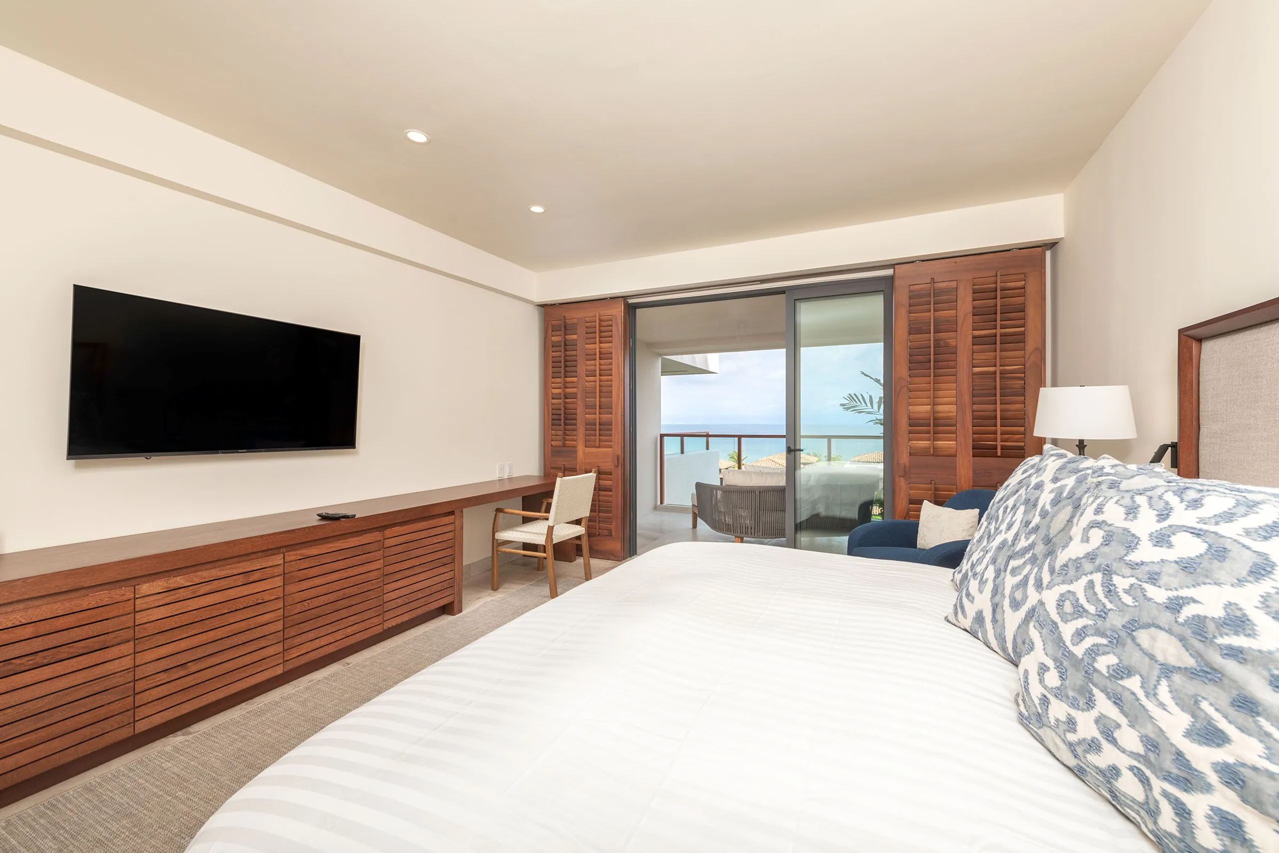 Modern 4-Bedroom Villa with Private Pool and Ocean Views — photograph 6
