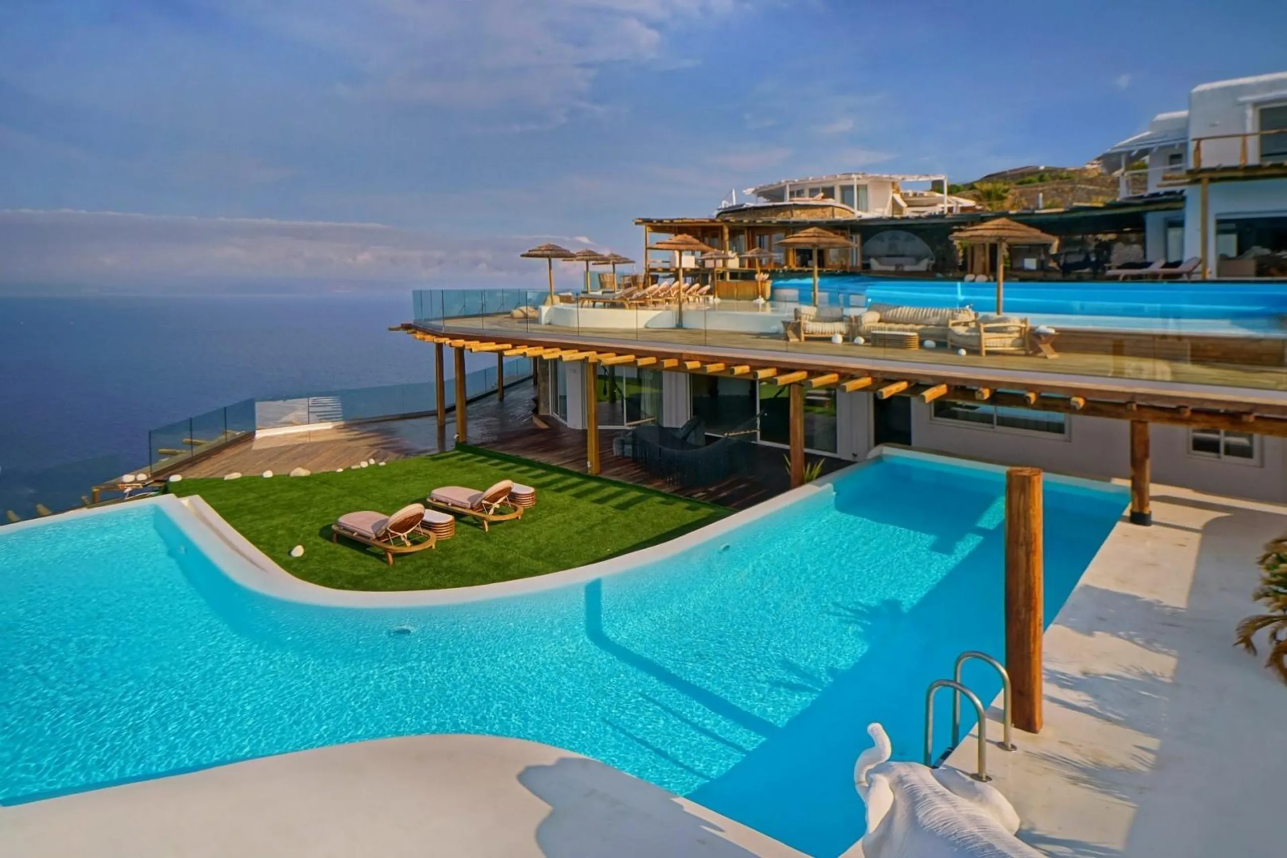 Luxurious Haven with Panoramic Views and Refreshing Pool, Mykonos