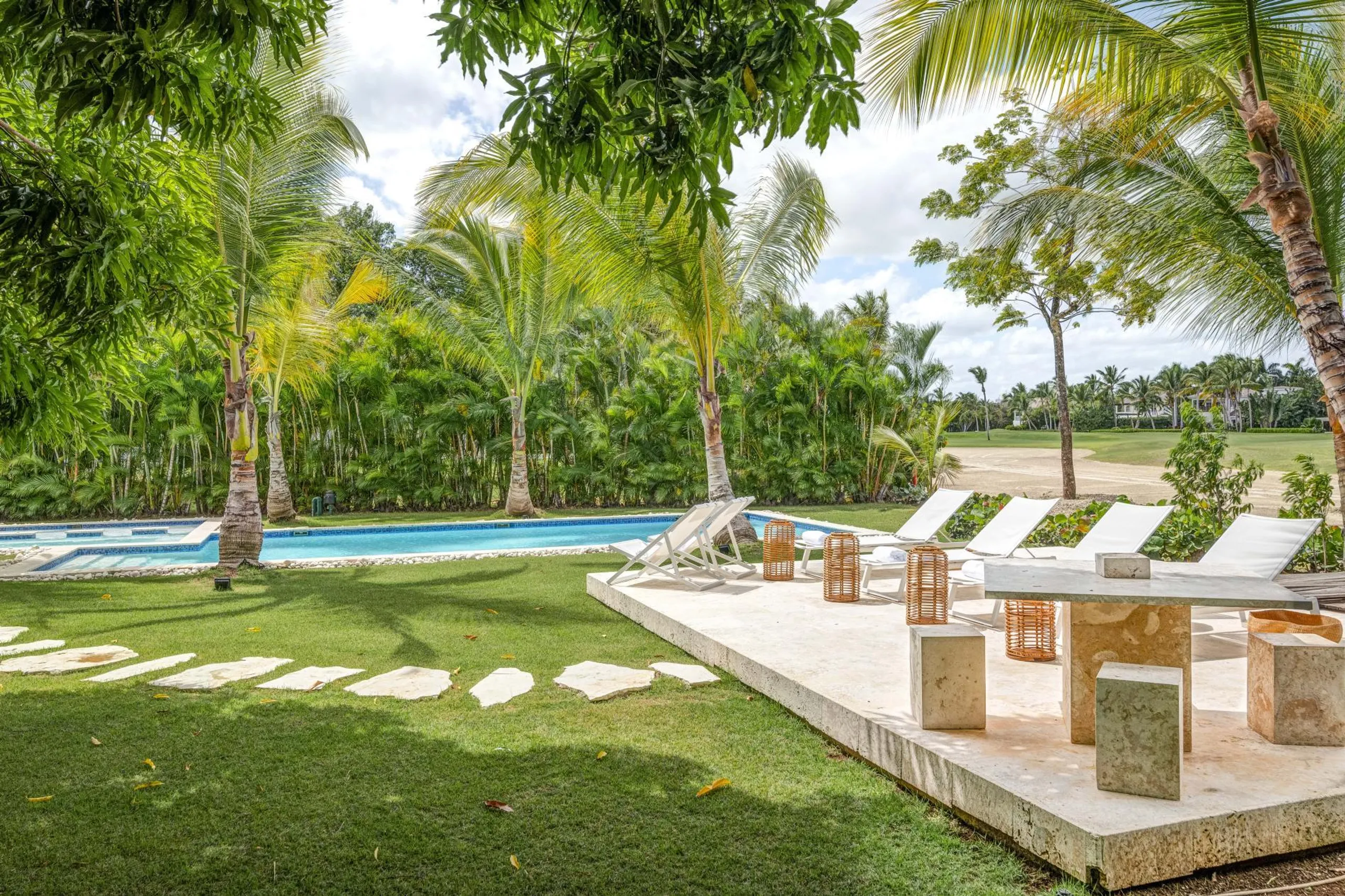 Sophisticated Colonial Villa with Stunning Golf Course Views and Modern Comforts — photograph 4