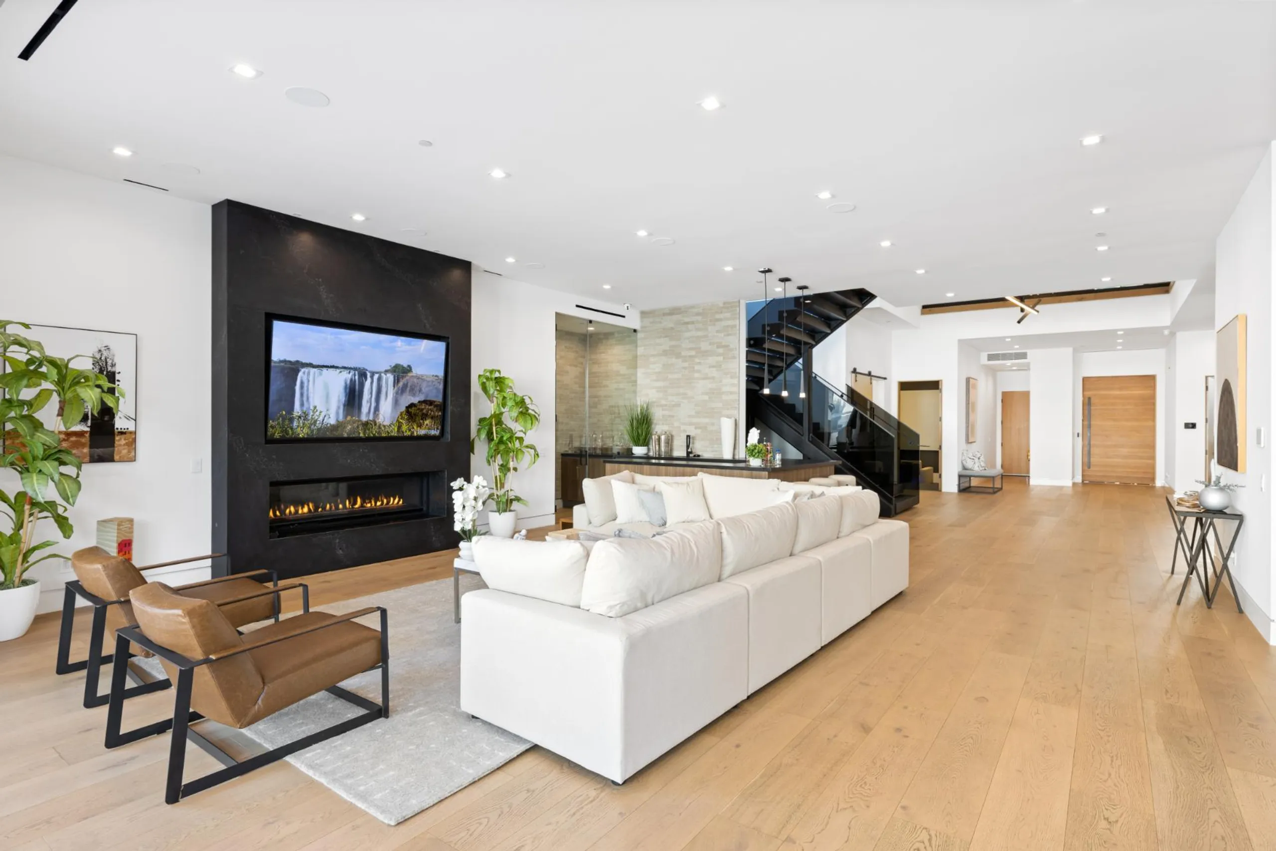 Stunning Modern Architectural Estate with Large Pool — photograph 12