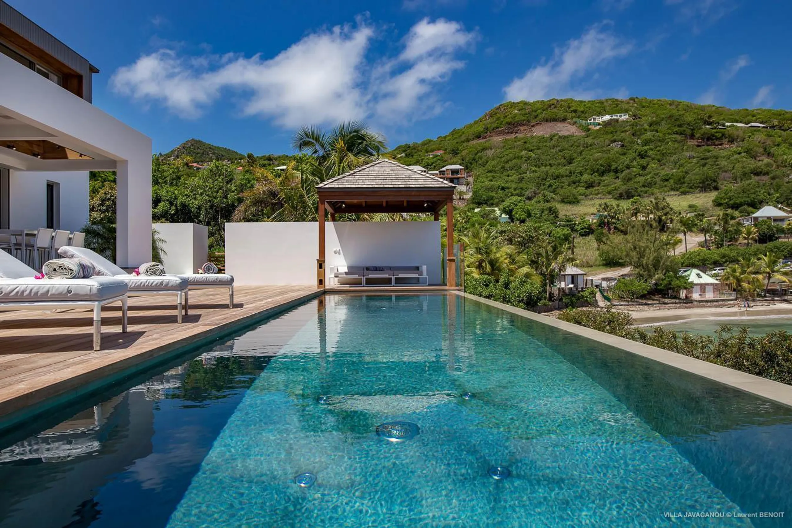 Palatial Oceanside Tropical Estate with Private Pool and Walks to Beach — photograph 4