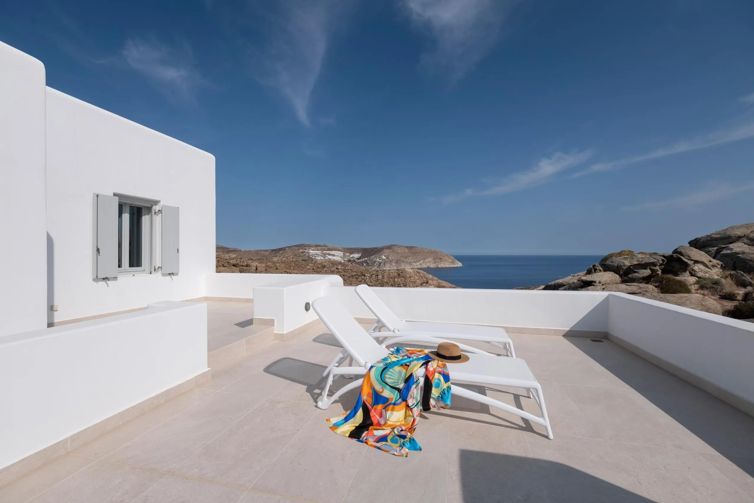 Superb  Mykonos Villa with Private Pool and Jacuzzi — photograph 8