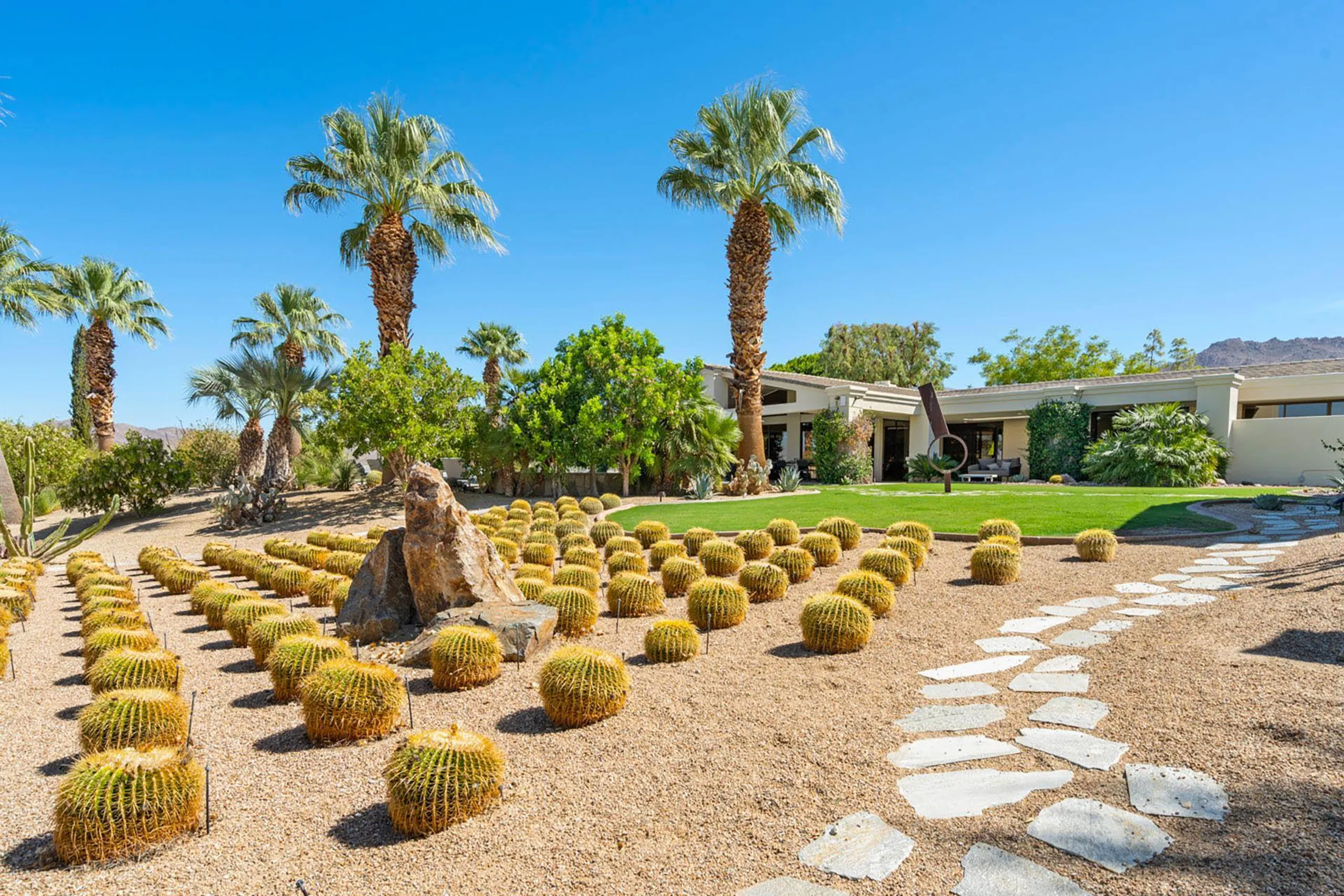 Incredible Paradise Estate with Private Golf, Pool, and Wet Bar — photograph 7