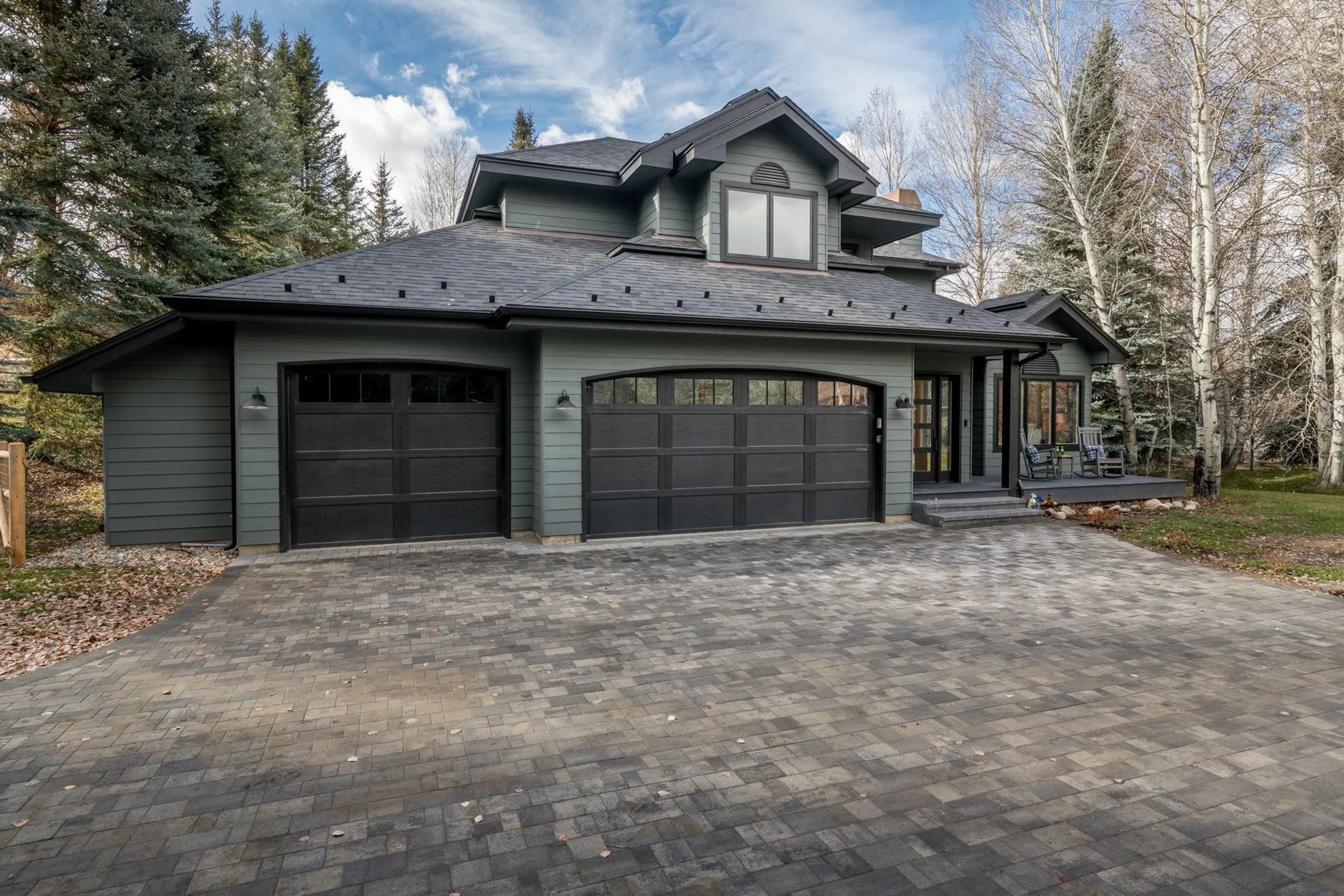 Deluxe Mountain Retreat with Jacuzzi — photograph 2