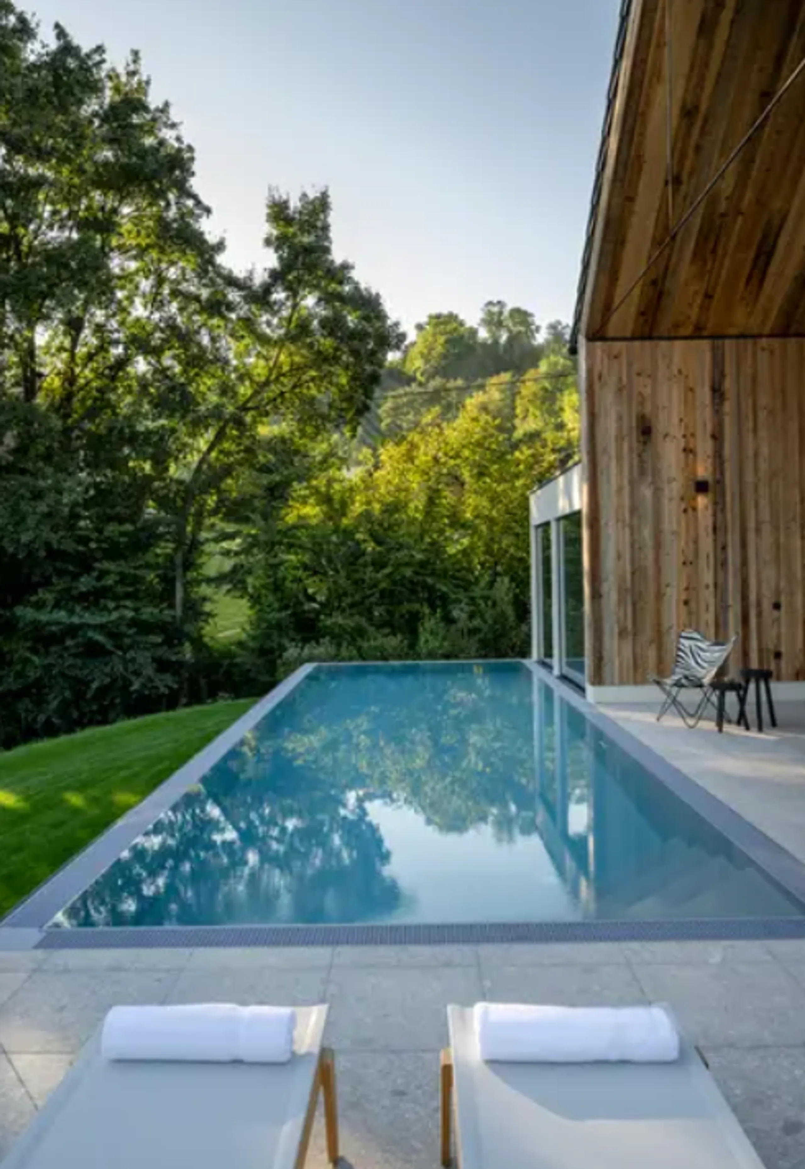 Radiant Modern Villa with Infinity Pool, Jacuzzi and Garden — photograph 12