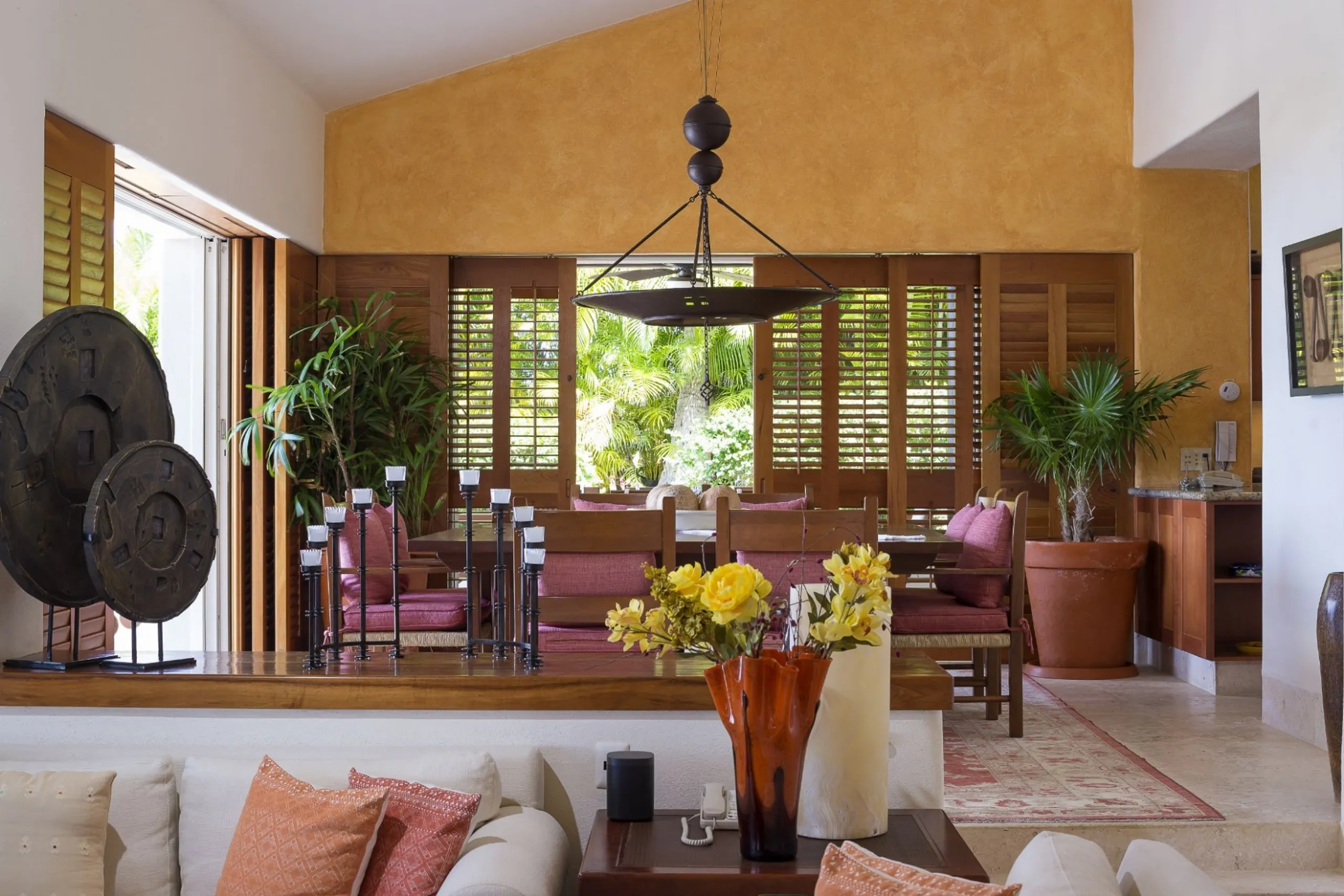 Refined Four-Bedroom Villa with Infinity Pool & Panoramic Ocean Views — photograph 8
