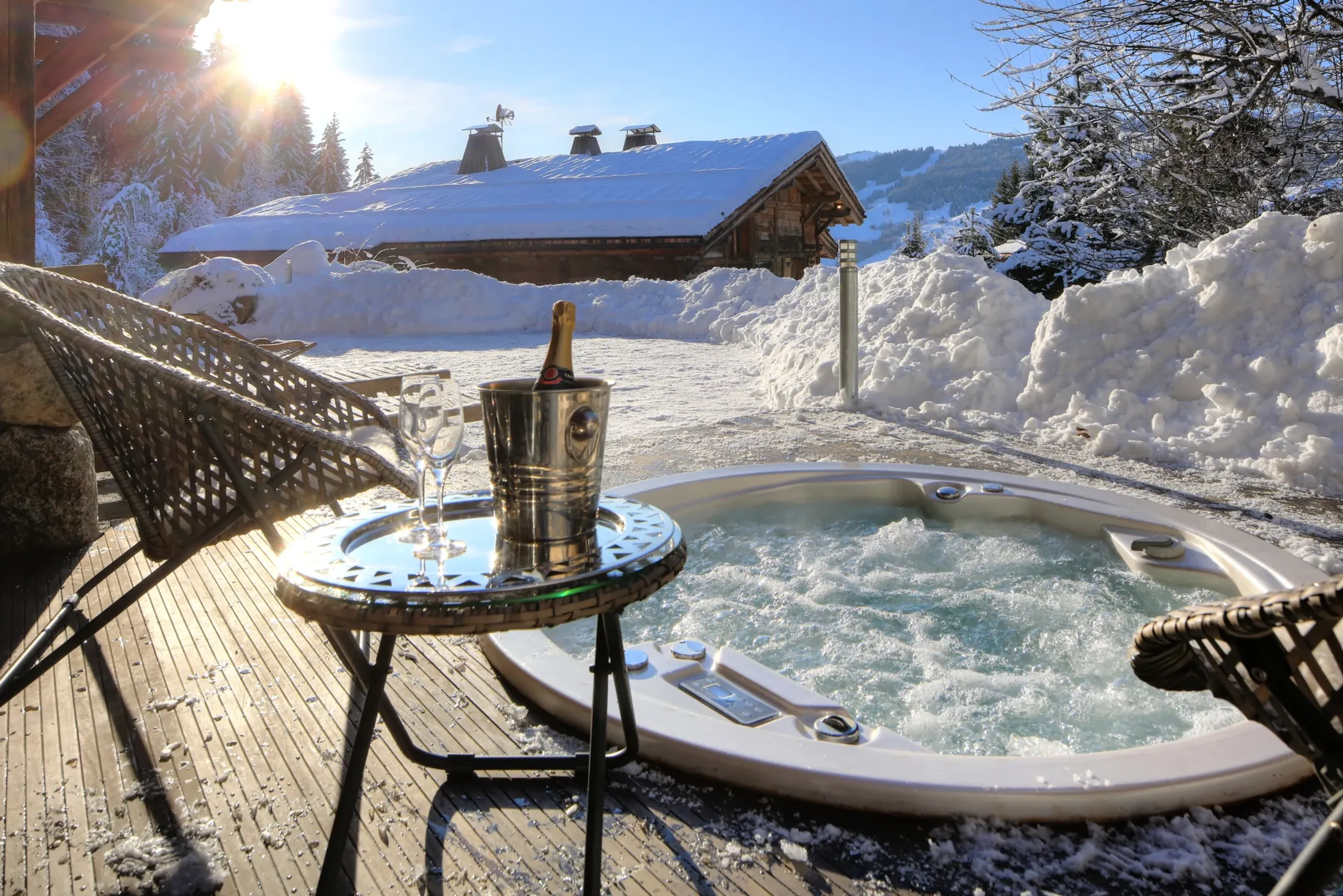 Spacious Ski Chalet with Hot Tub, Ski Access and Scenic Views — photograph 3