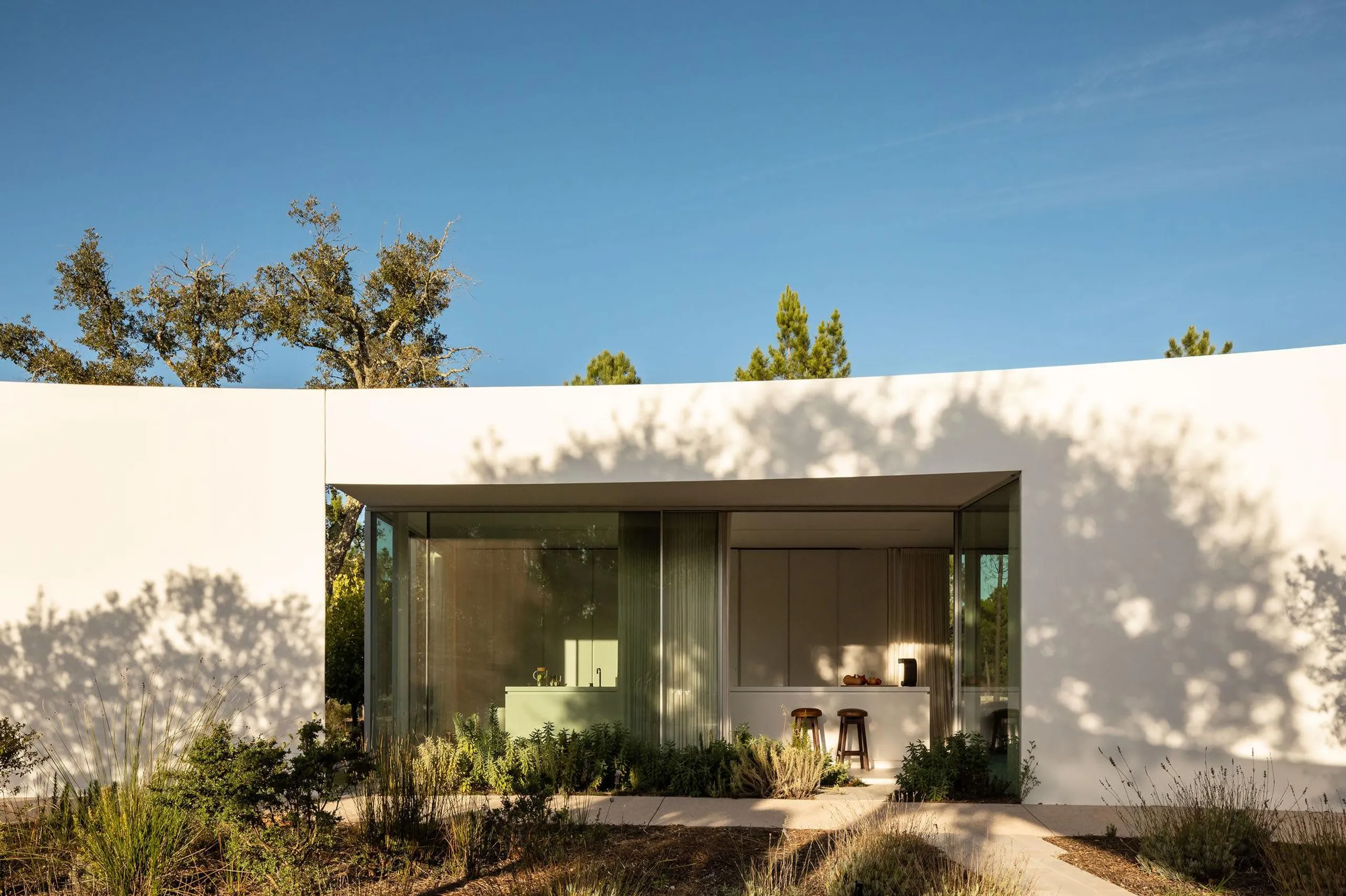 Tranquil Luxury Villa with Invigorating Pool — photograph 4