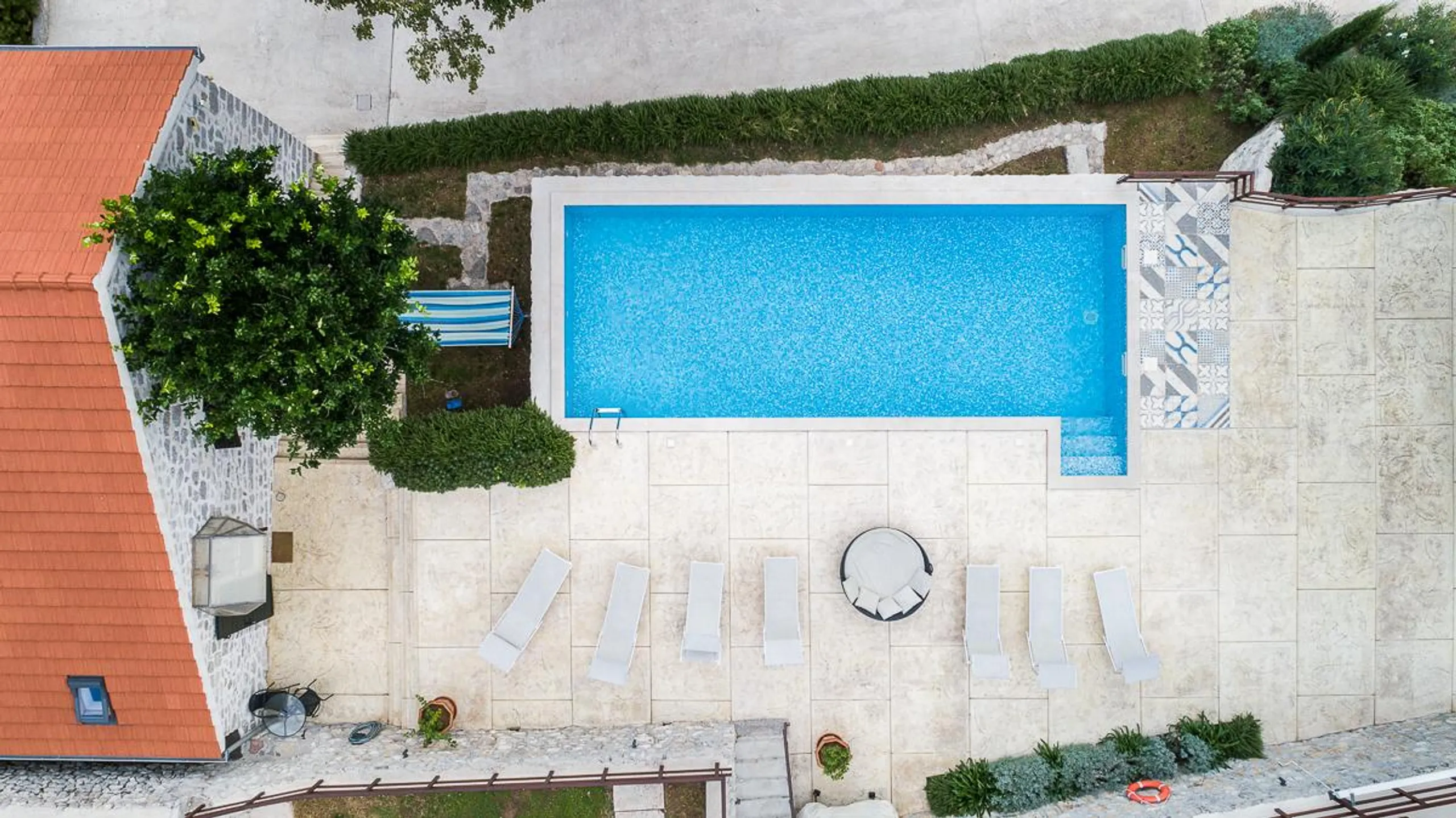 Calming Rustic Villa with Private Pool and Views of the Glittering Bay — photograph 3
