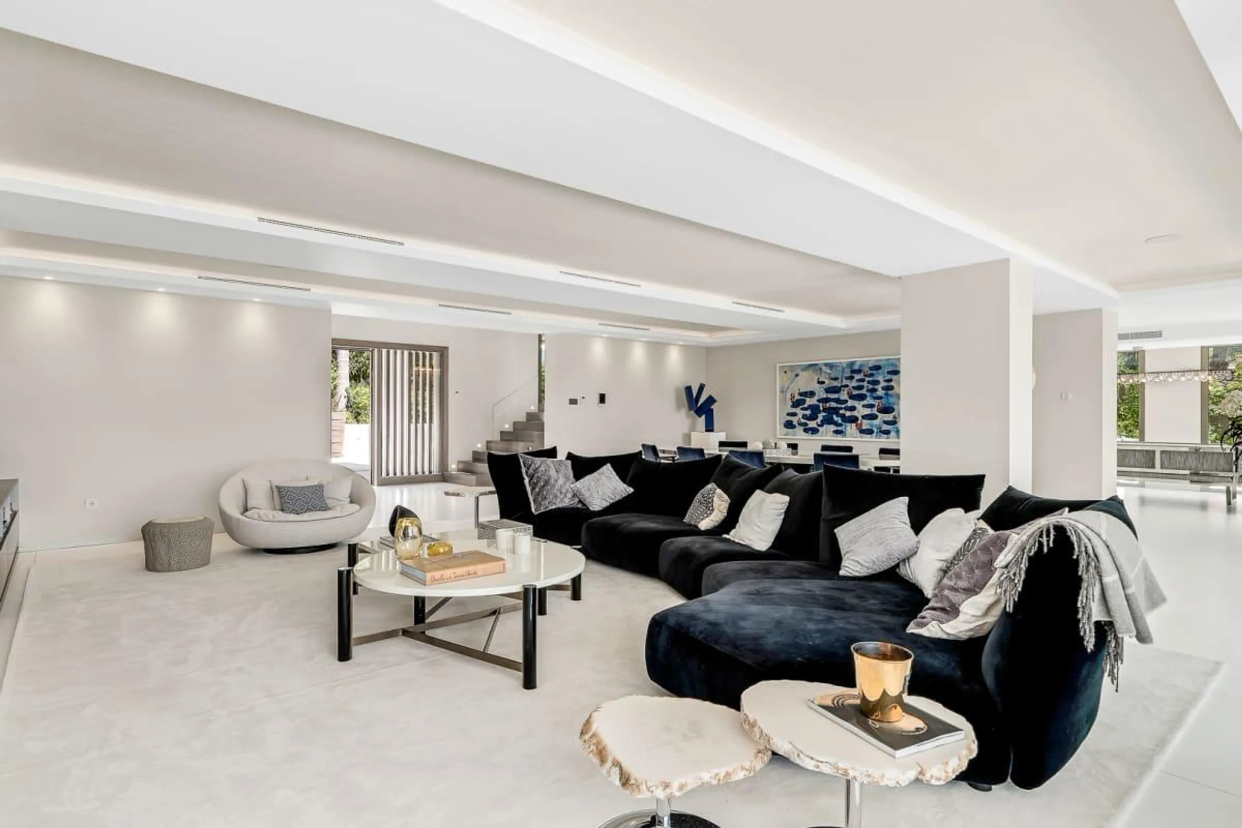 Serene Sea View Estate with Luxe Pool and Gorgeous Views — photograph 8