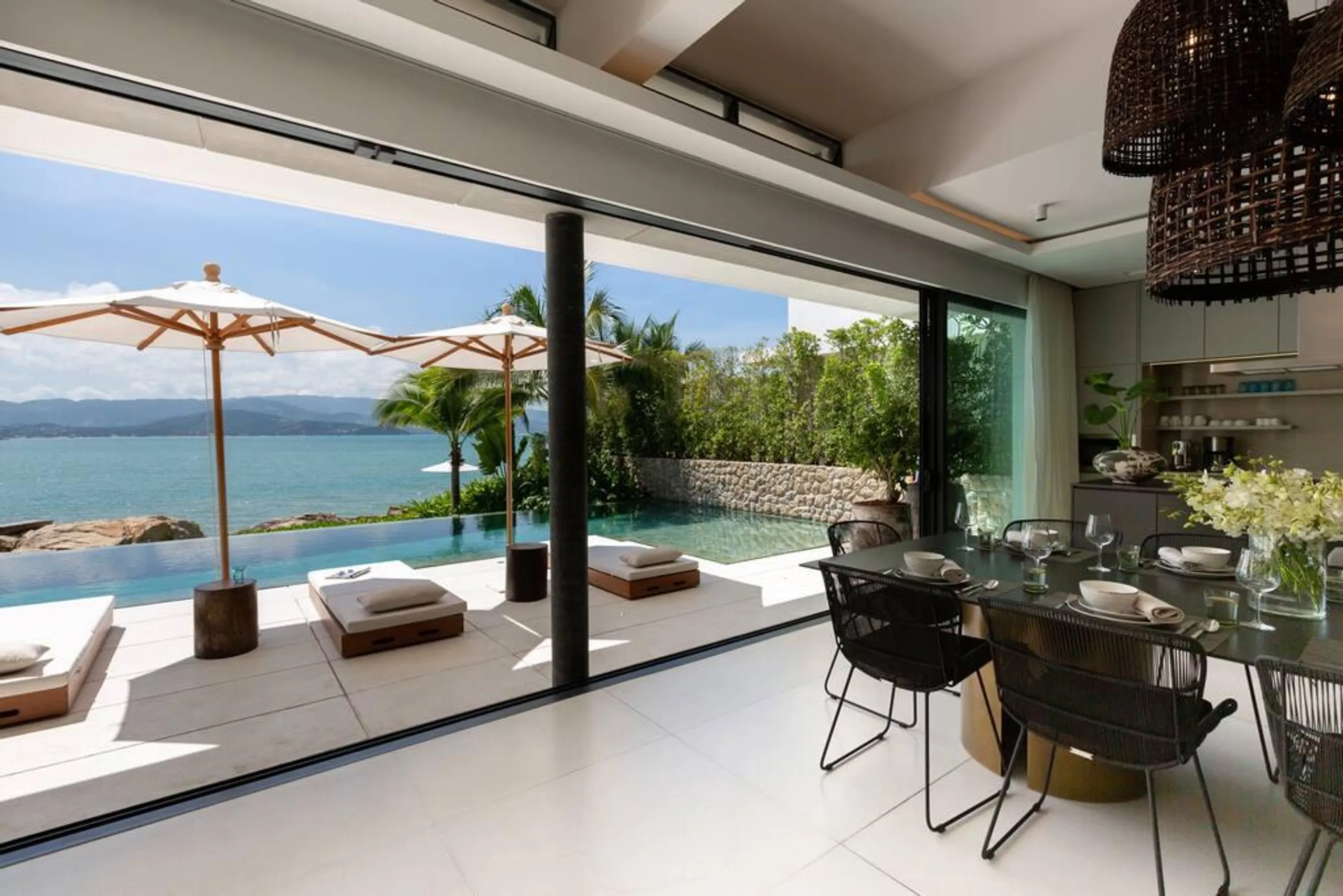 Tranquil Beachfront Villa with Infinity Pool — photograph 3
