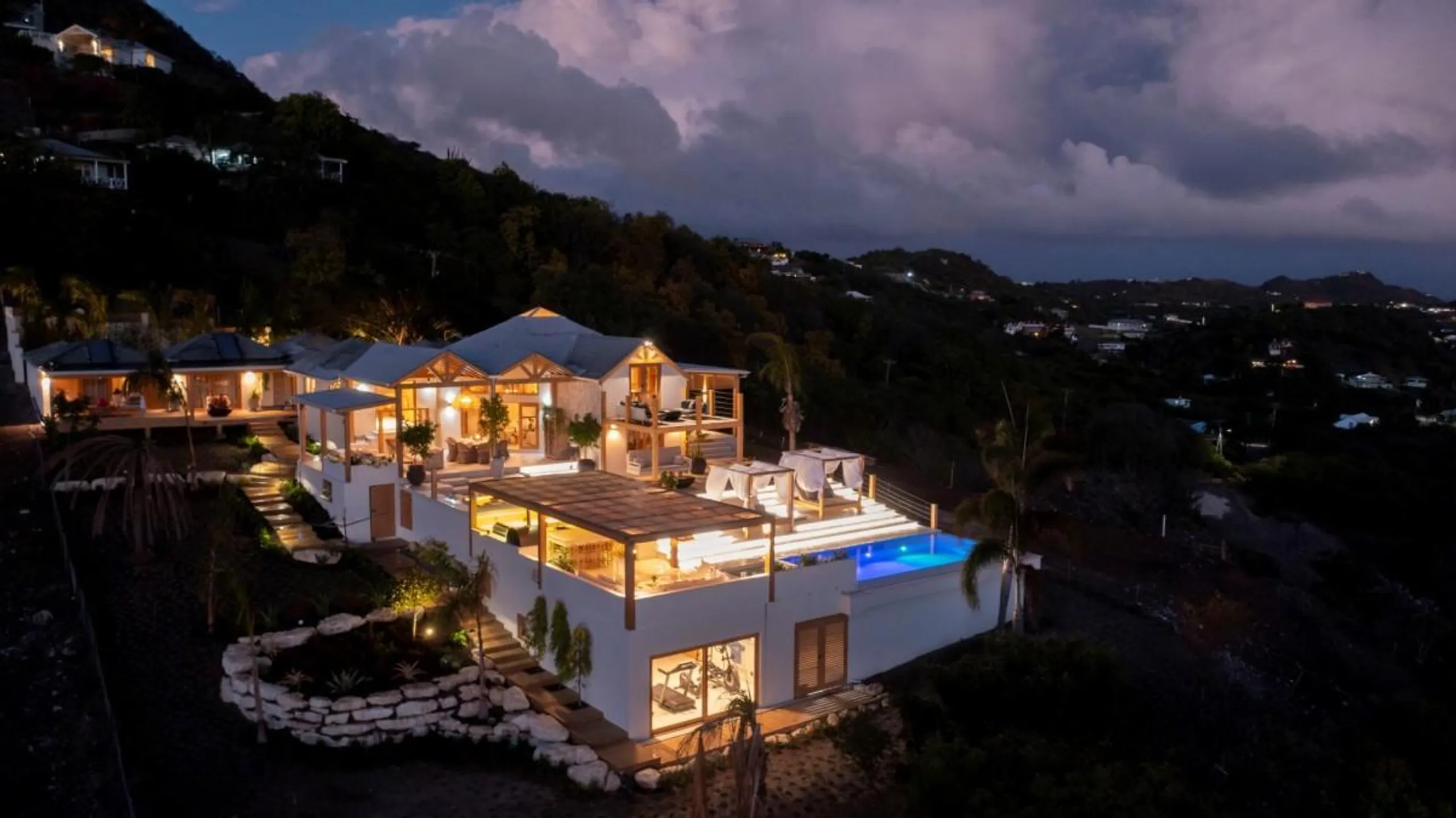 Plush and Inviting Villa with Infinity Pool,Jacuzzi, and Spectacular Sunset Views, Antigua