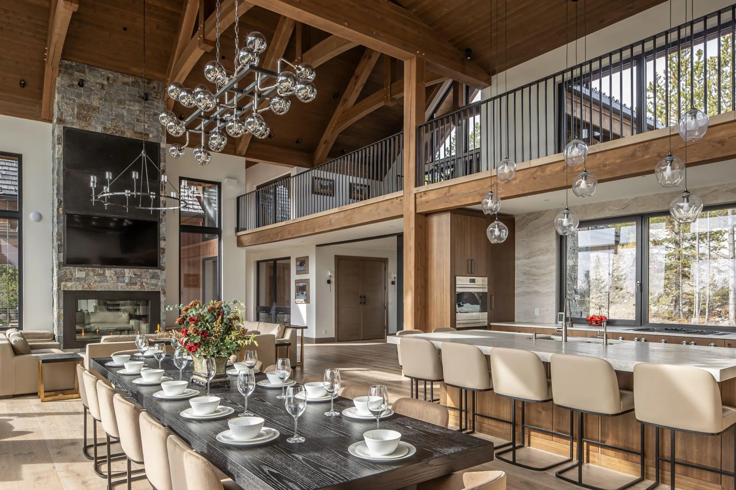 Regal Resort-Style Chalet in Big Sky with Jacuzzi and Fireplace — photograph 11